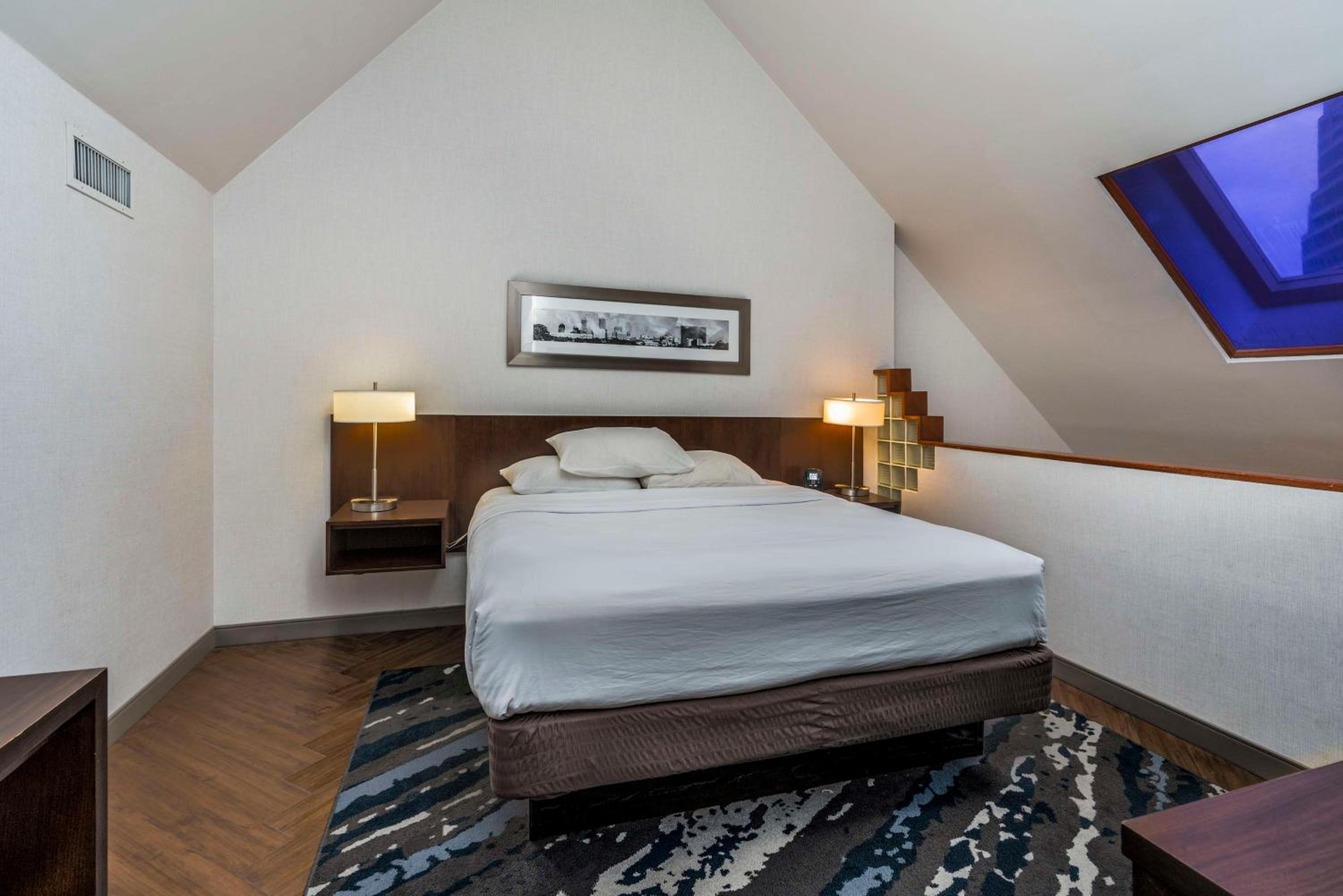 One-Bedroom Penthouse Suite - Non-Smoking