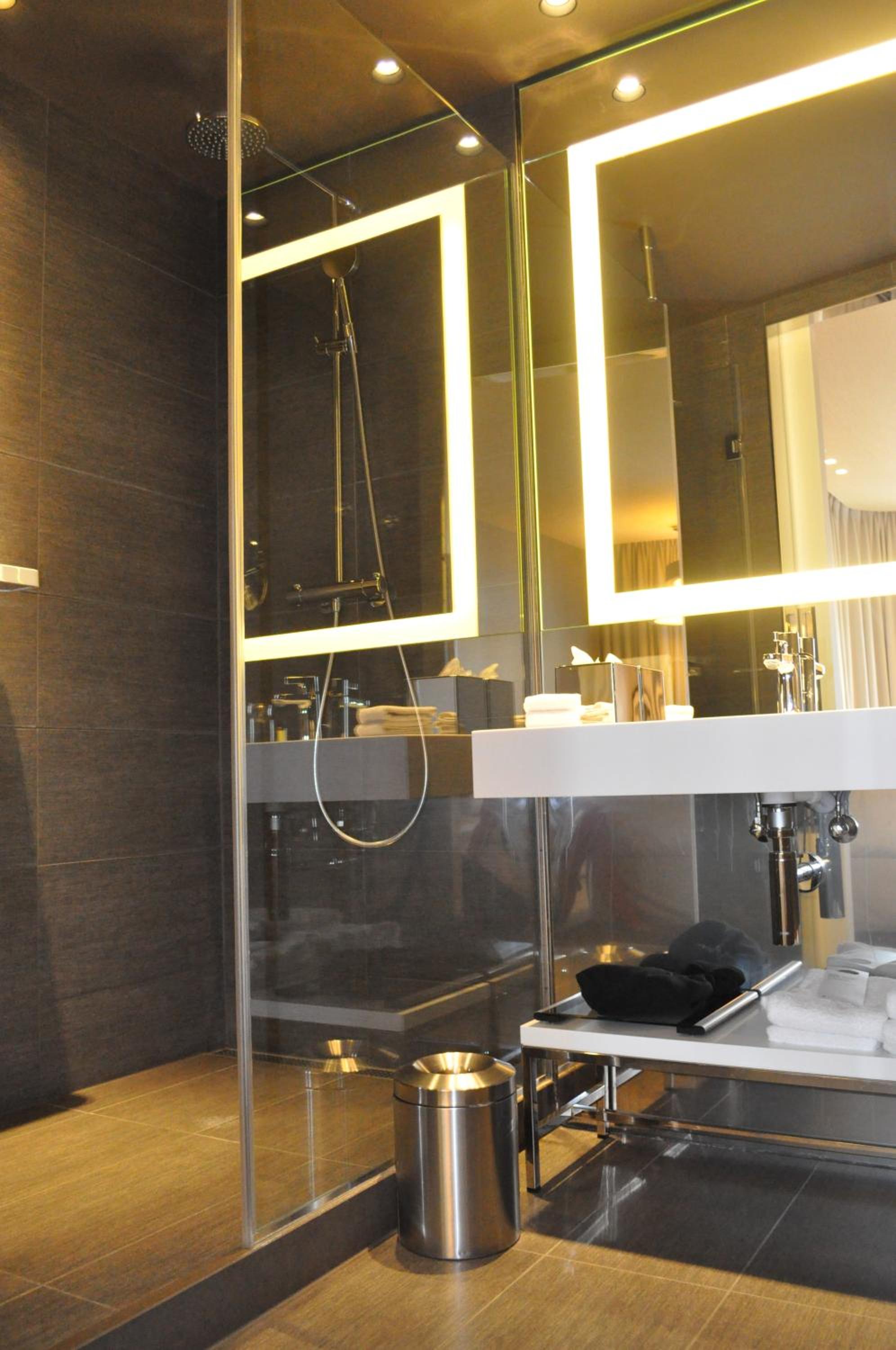 Superior King Room with City View