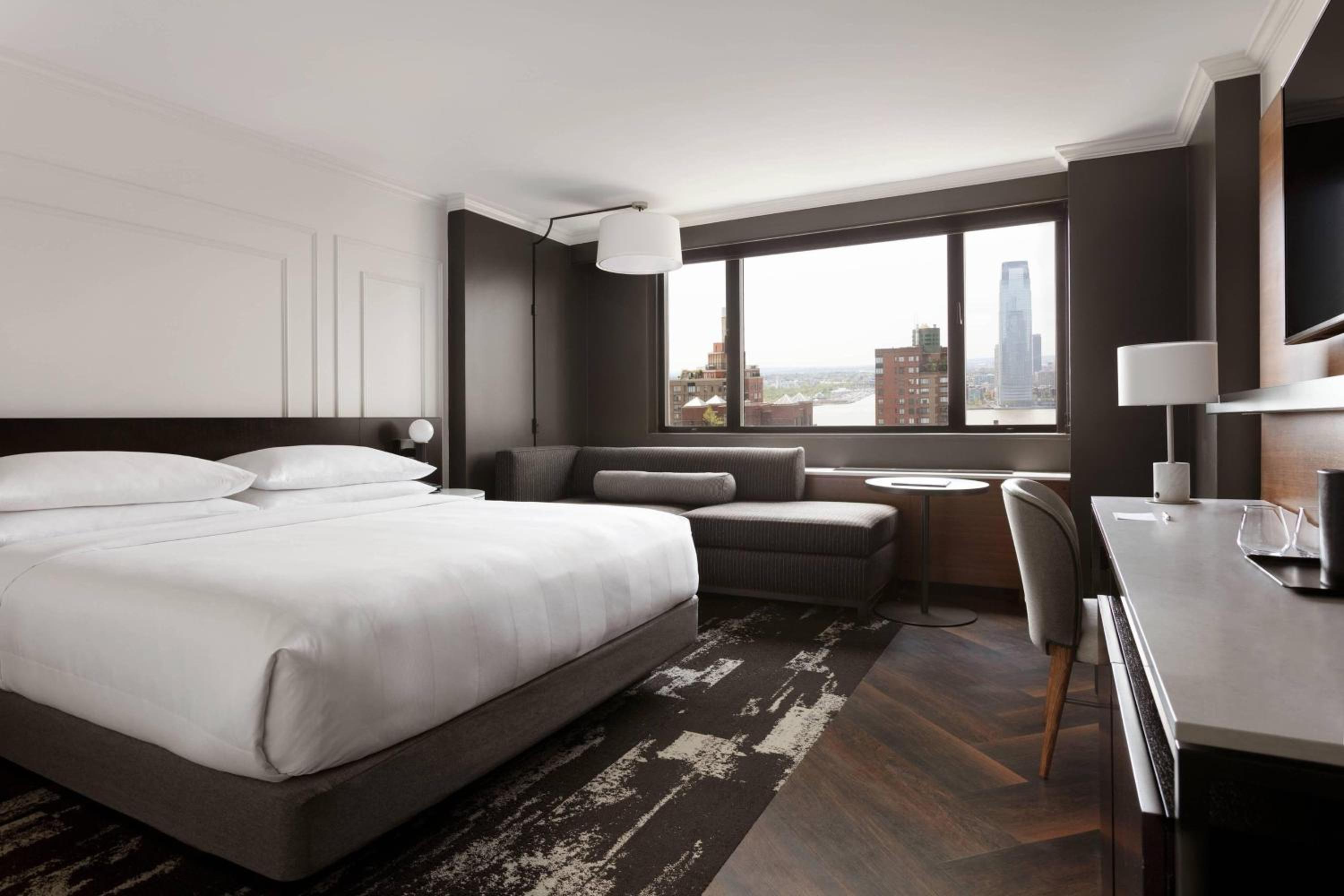 Deluxe King Room with Hudson River View - Hearing Accessible
