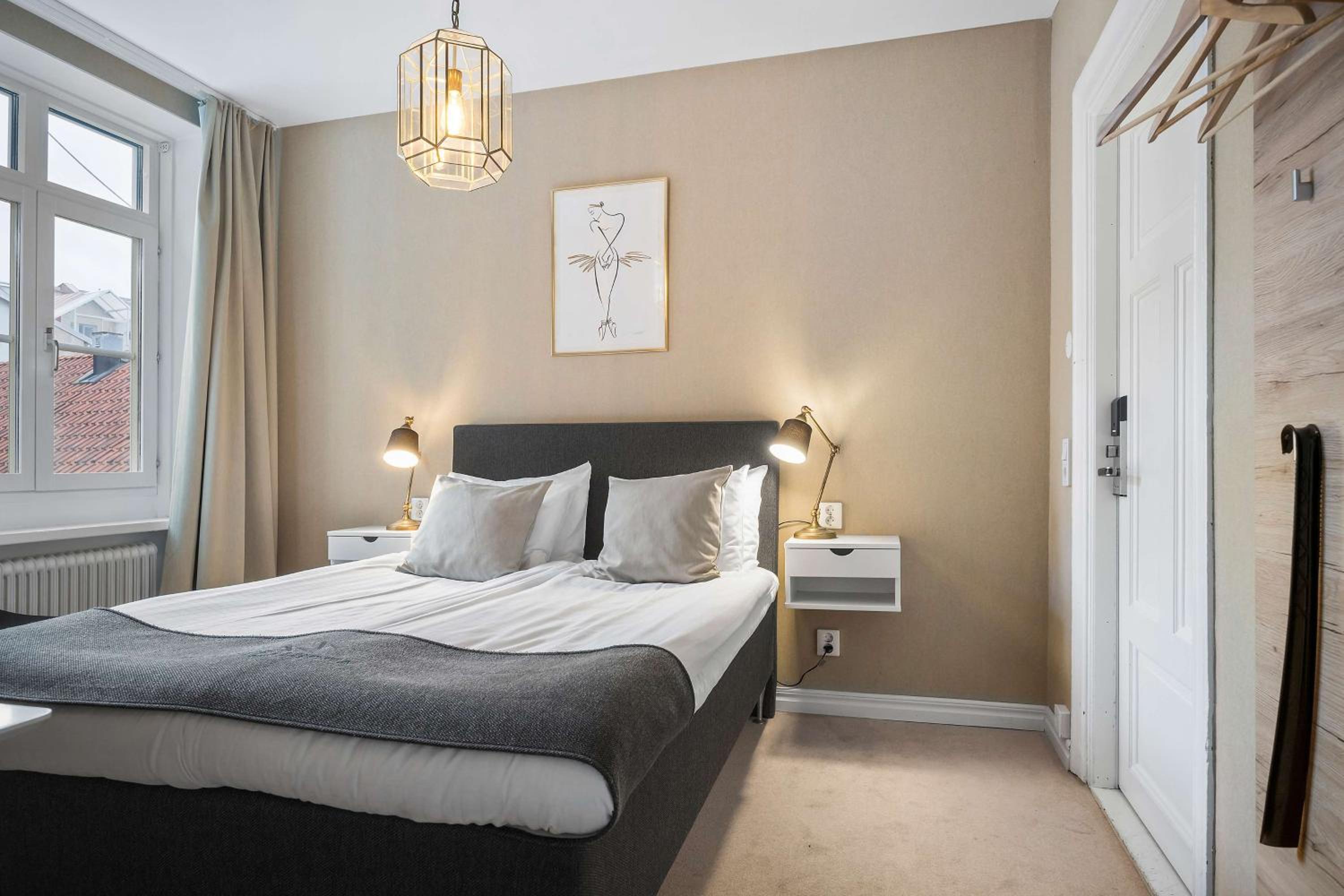 Double Compact Room (55 in bed)