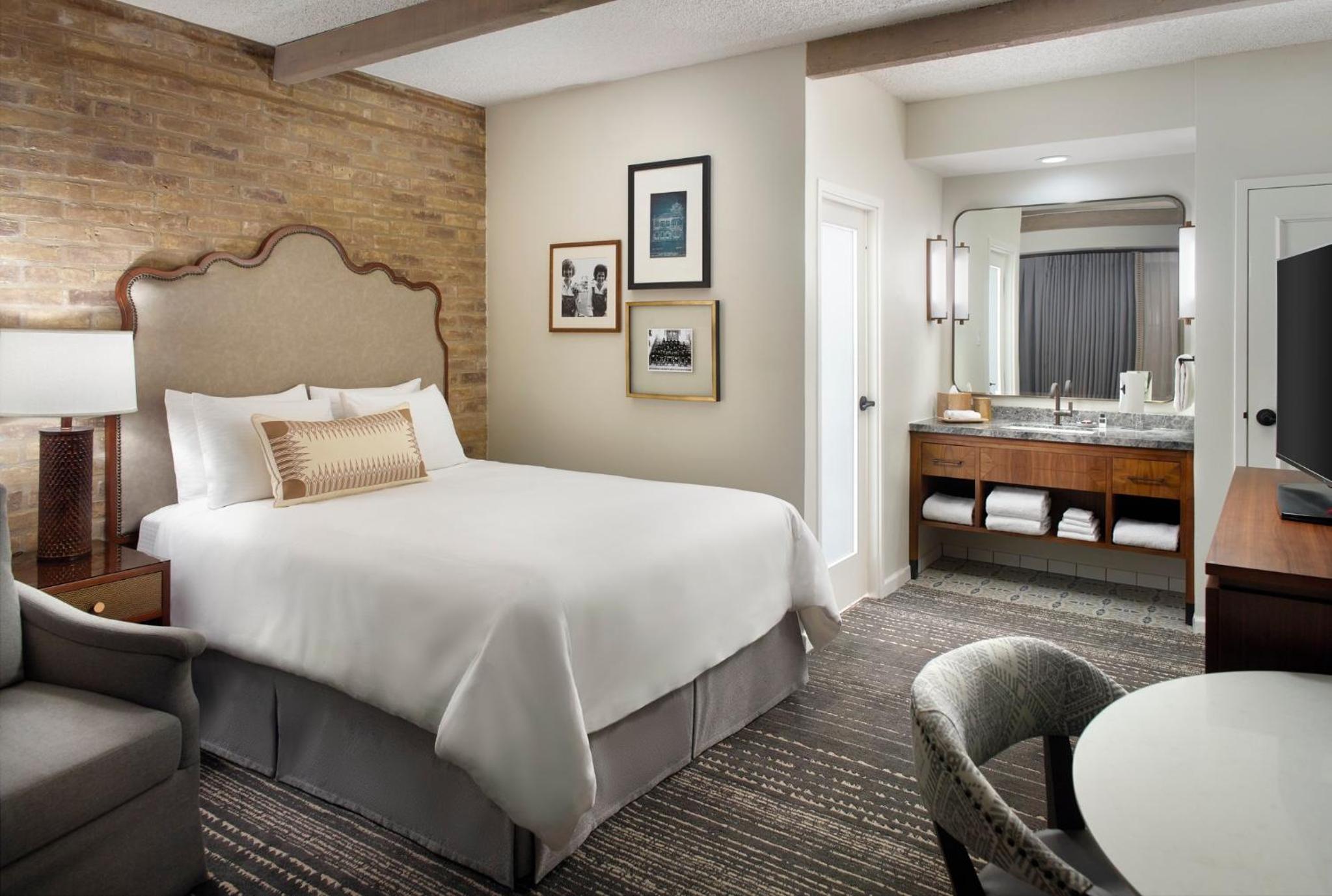 Petite Room - 1 Queen Bed