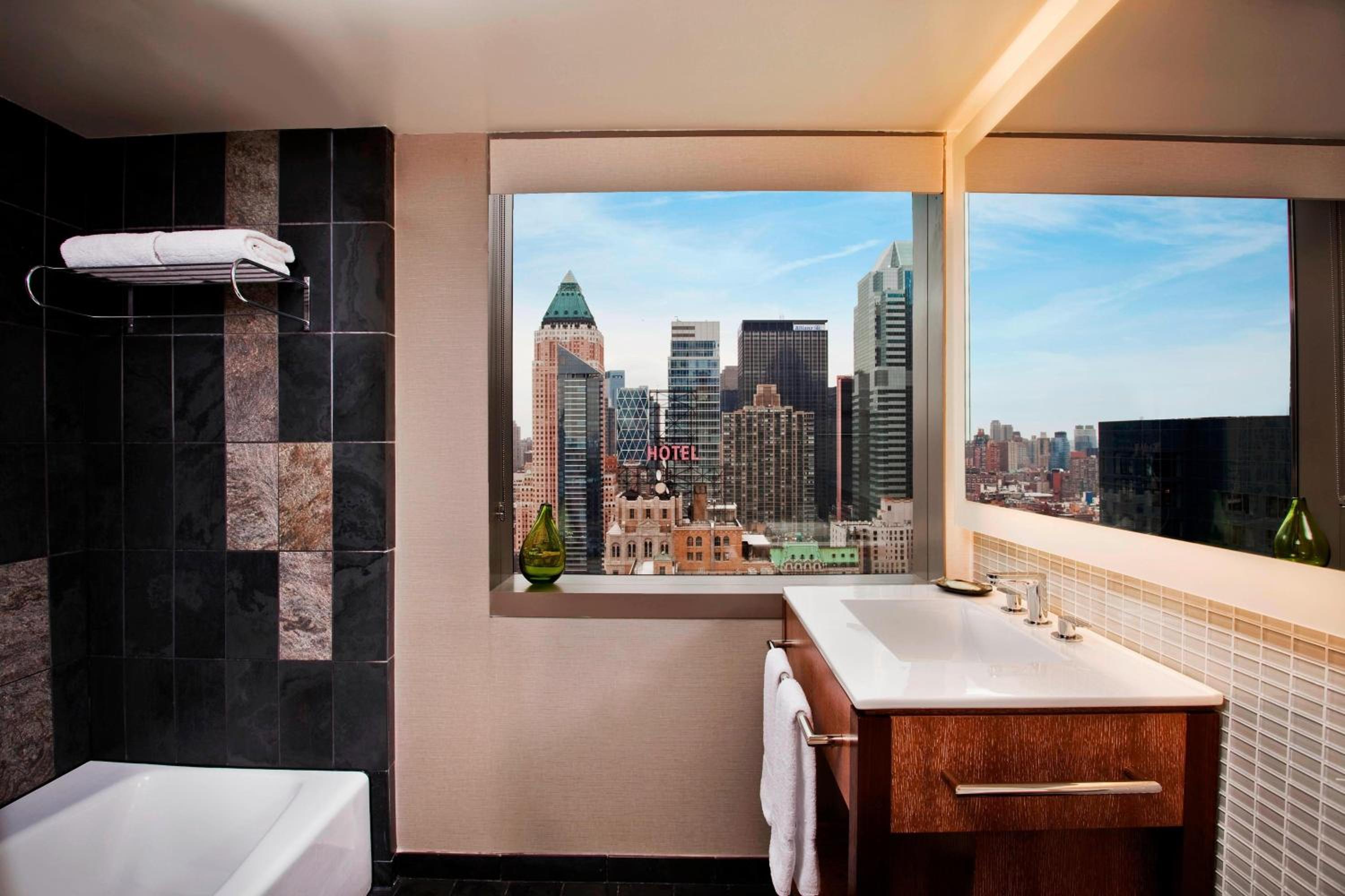 Deluxe Corner King, Larger Guest room, 1 King, City view