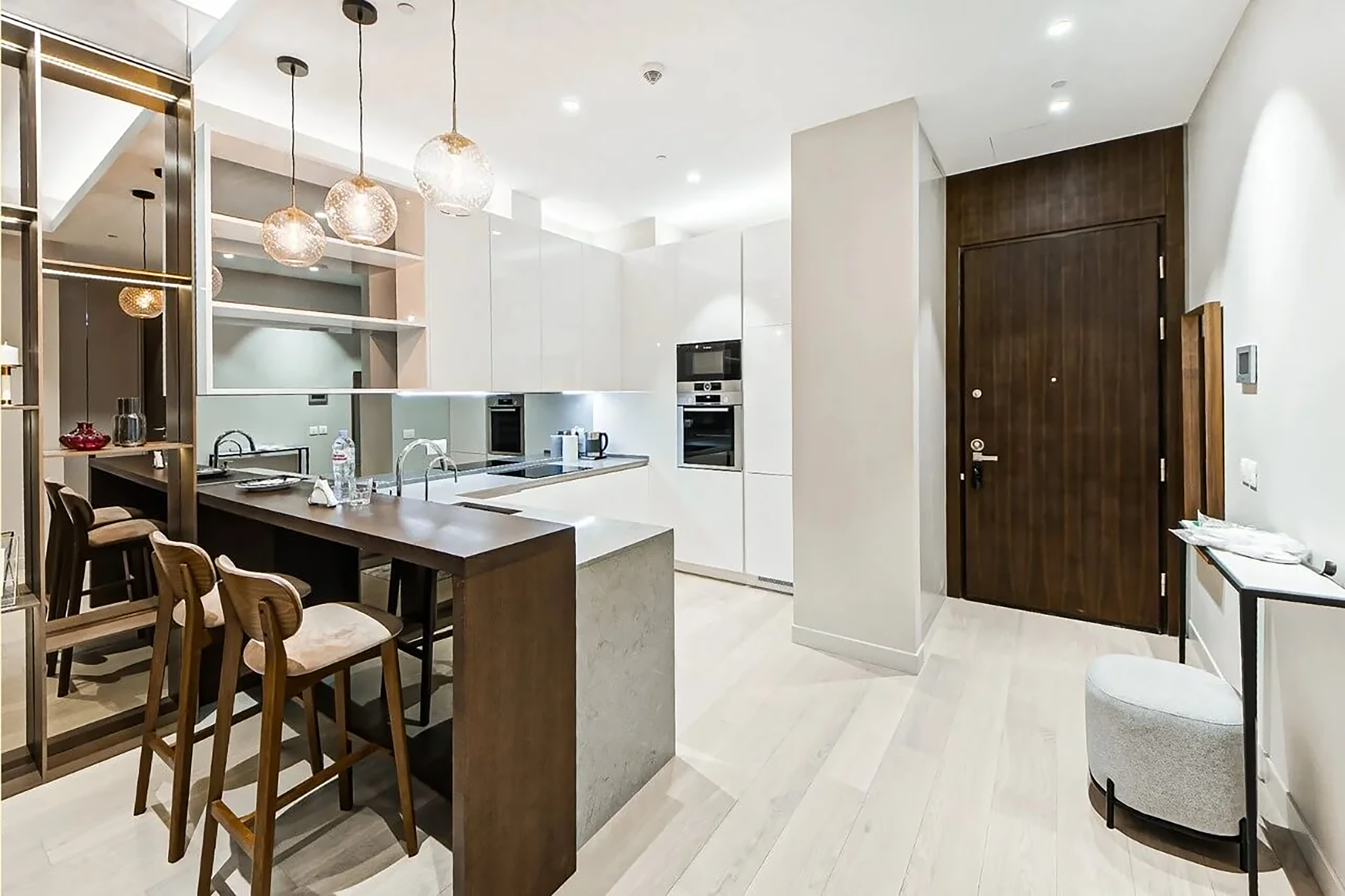 SKY SUITE - комфортные бизнес апартаменты с одной спальней на 60-м этаже в башне "Нева"