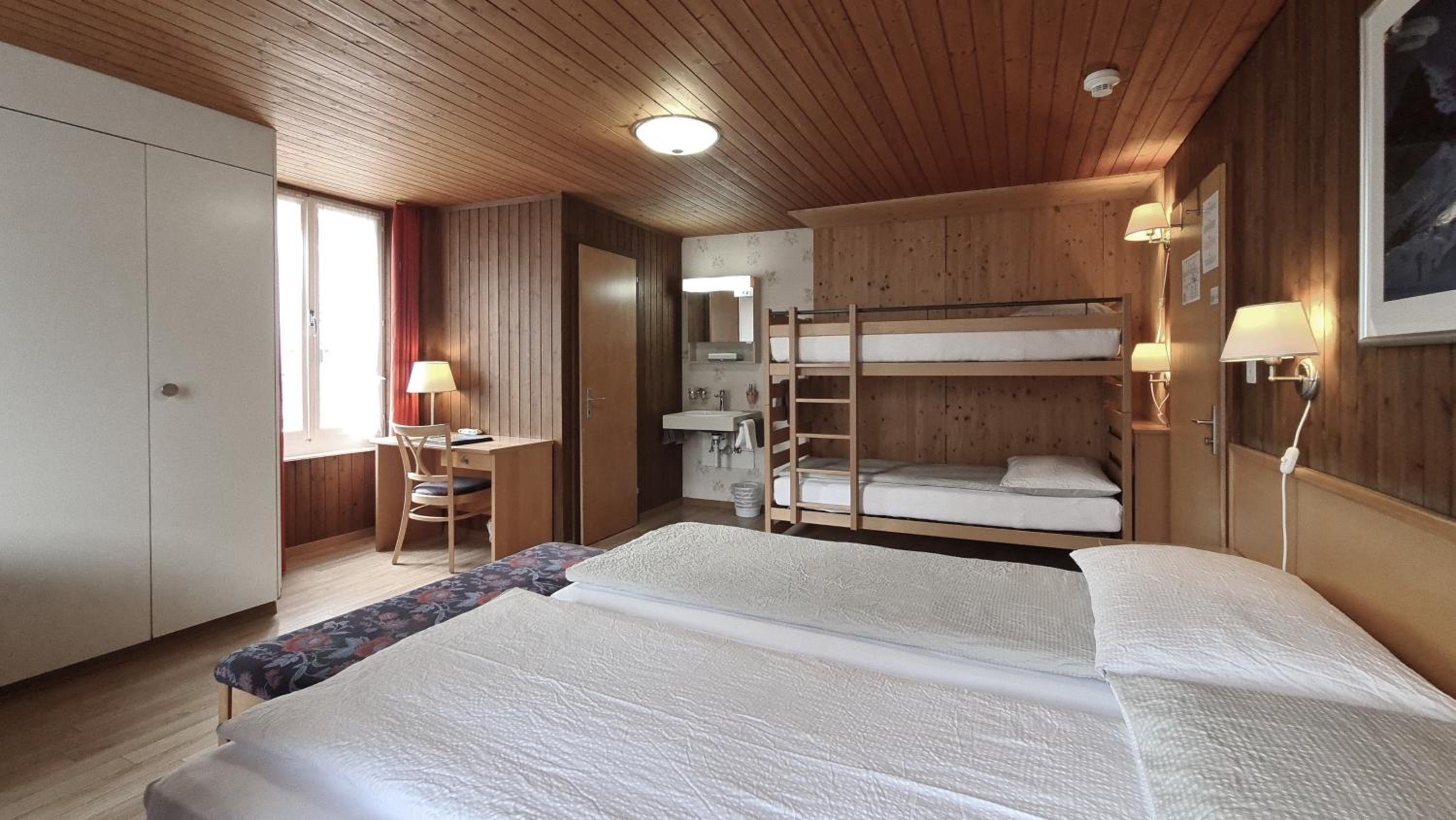 Family Room (2 Adults + 2 Children)