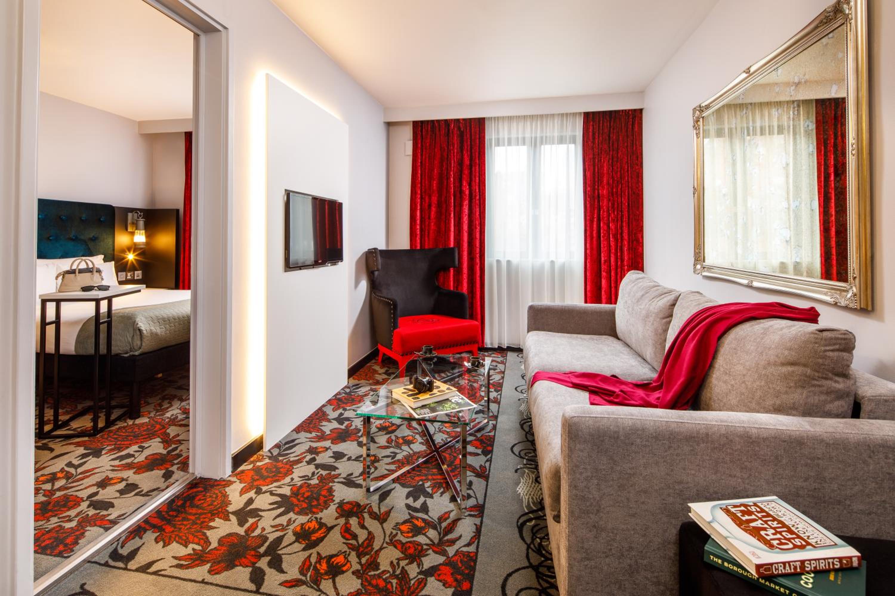 Superior Suite with 1 queensize bed and sofa