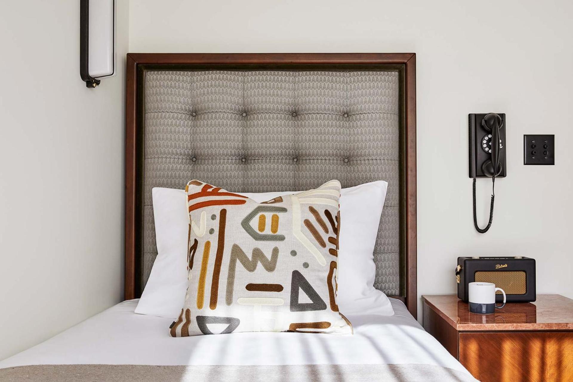 Shoebox - 1 Twin Bed 