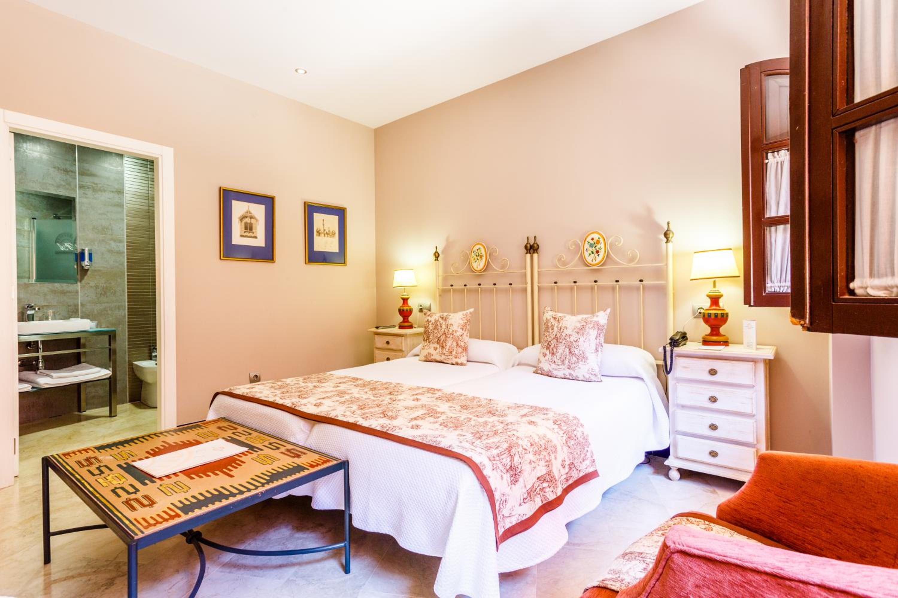 Family Room (2 Adults + 2 Children)