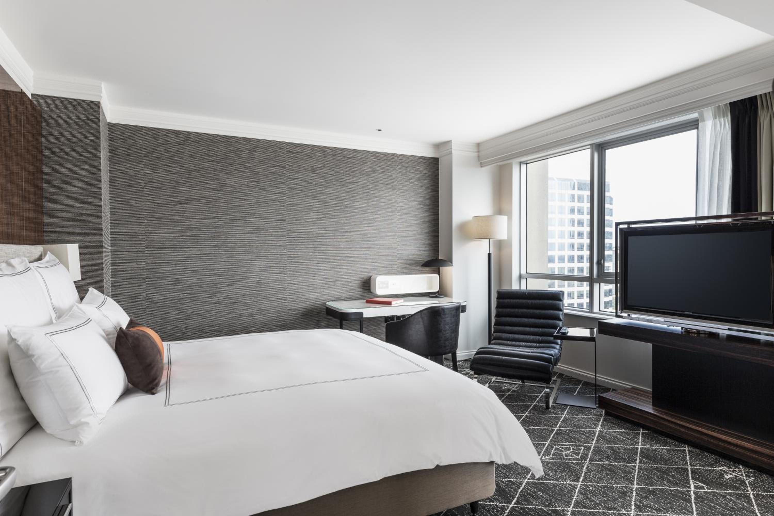 Signature King Skyline Room with Club Floor Access - High Floor