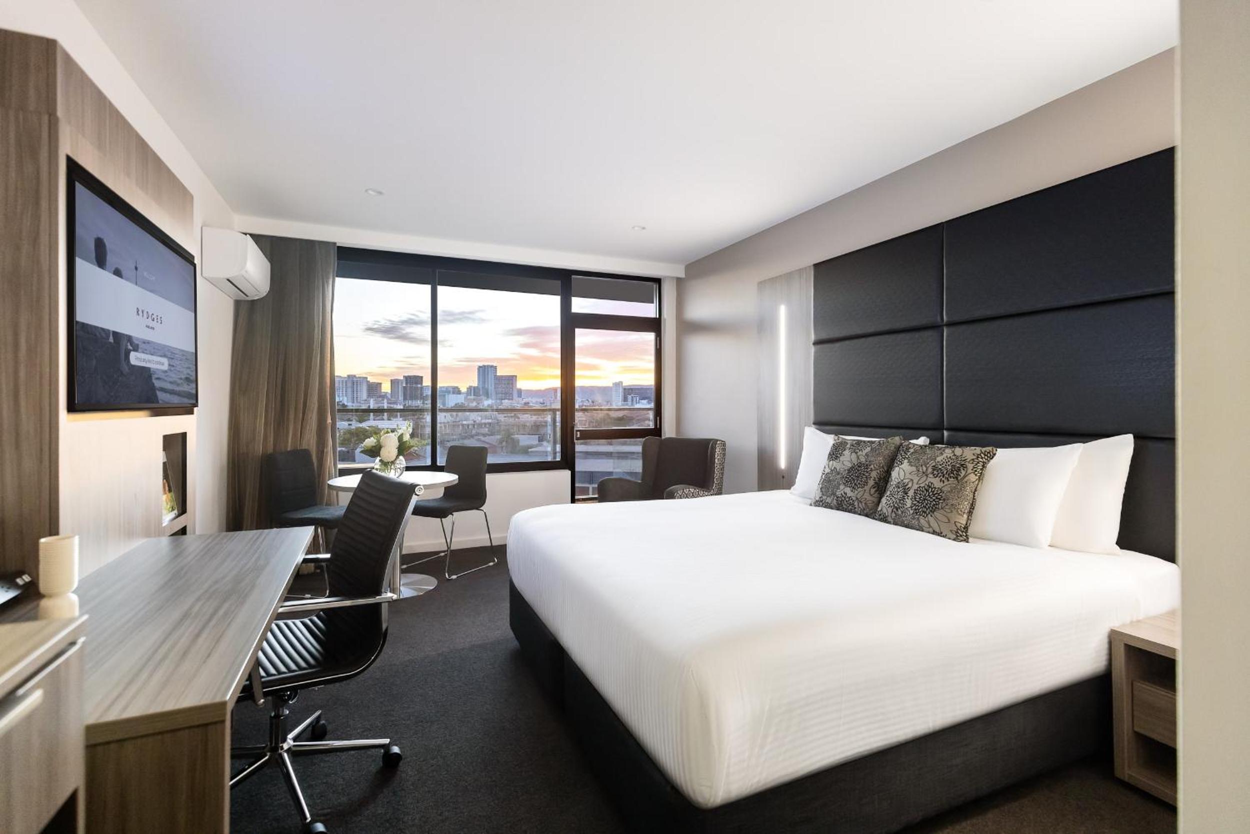 Superior King Room with City View