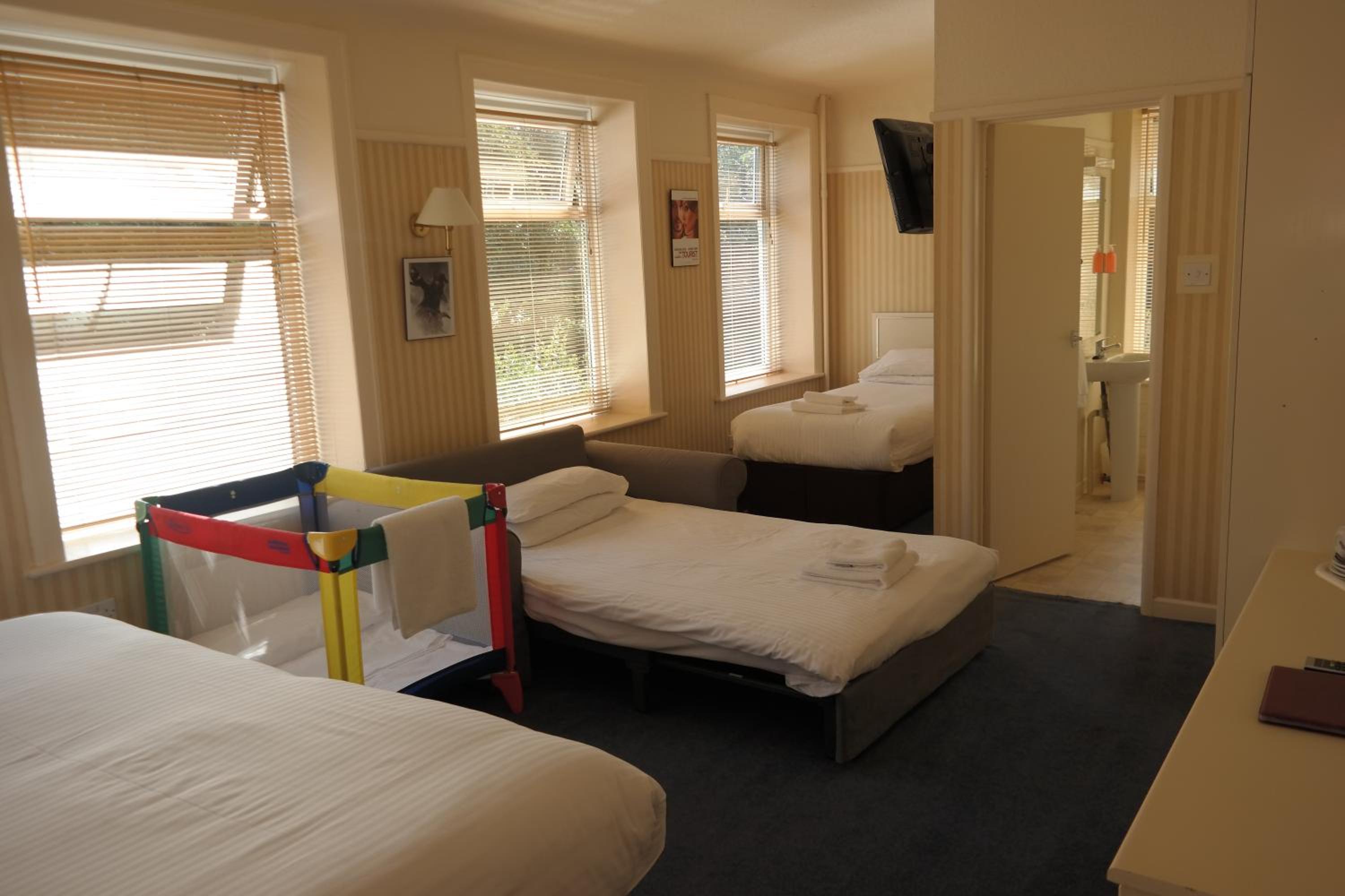 Family Room (2 Adults + 2 Children)