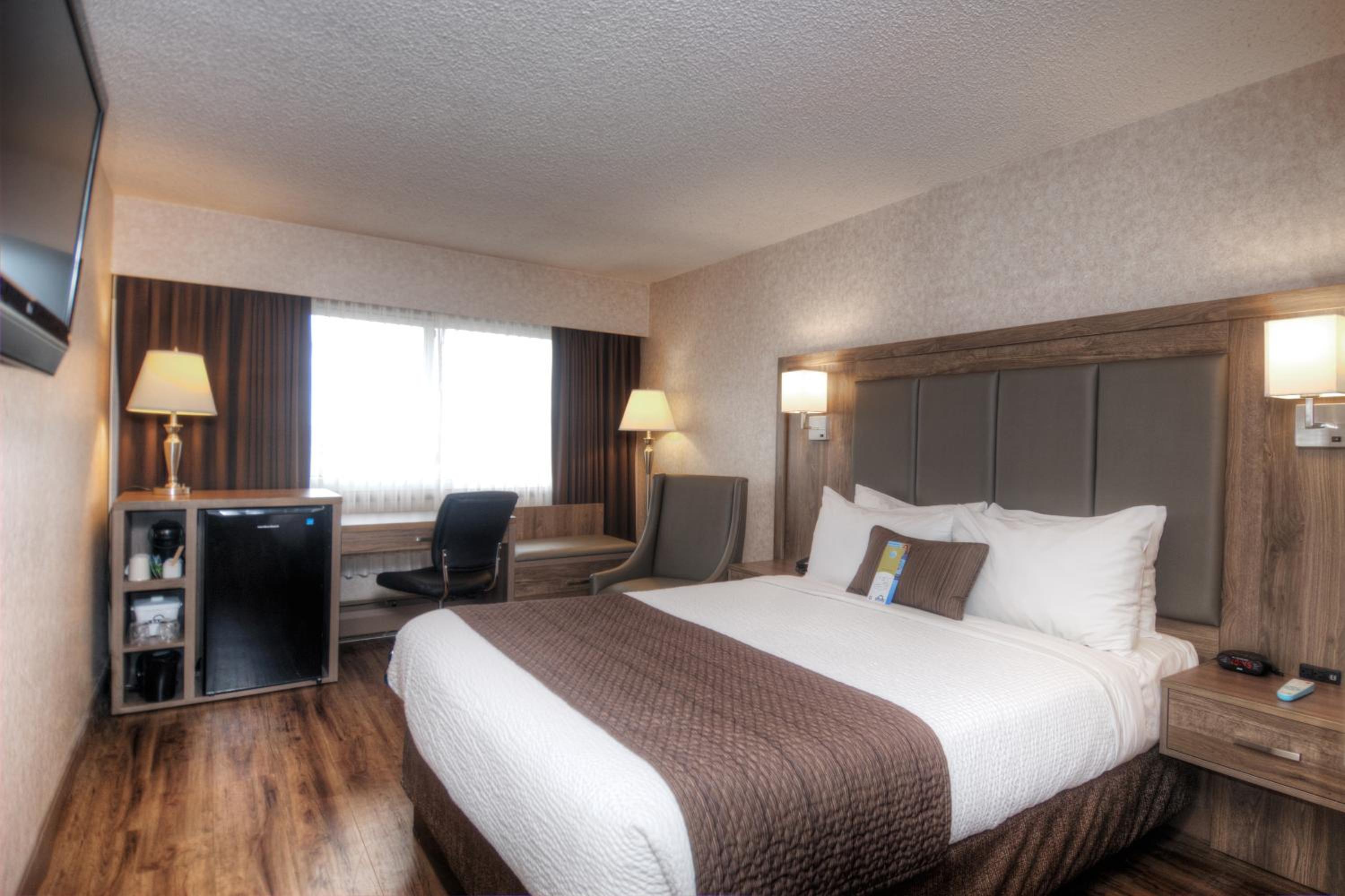 Standard Queen Room with Harbor View