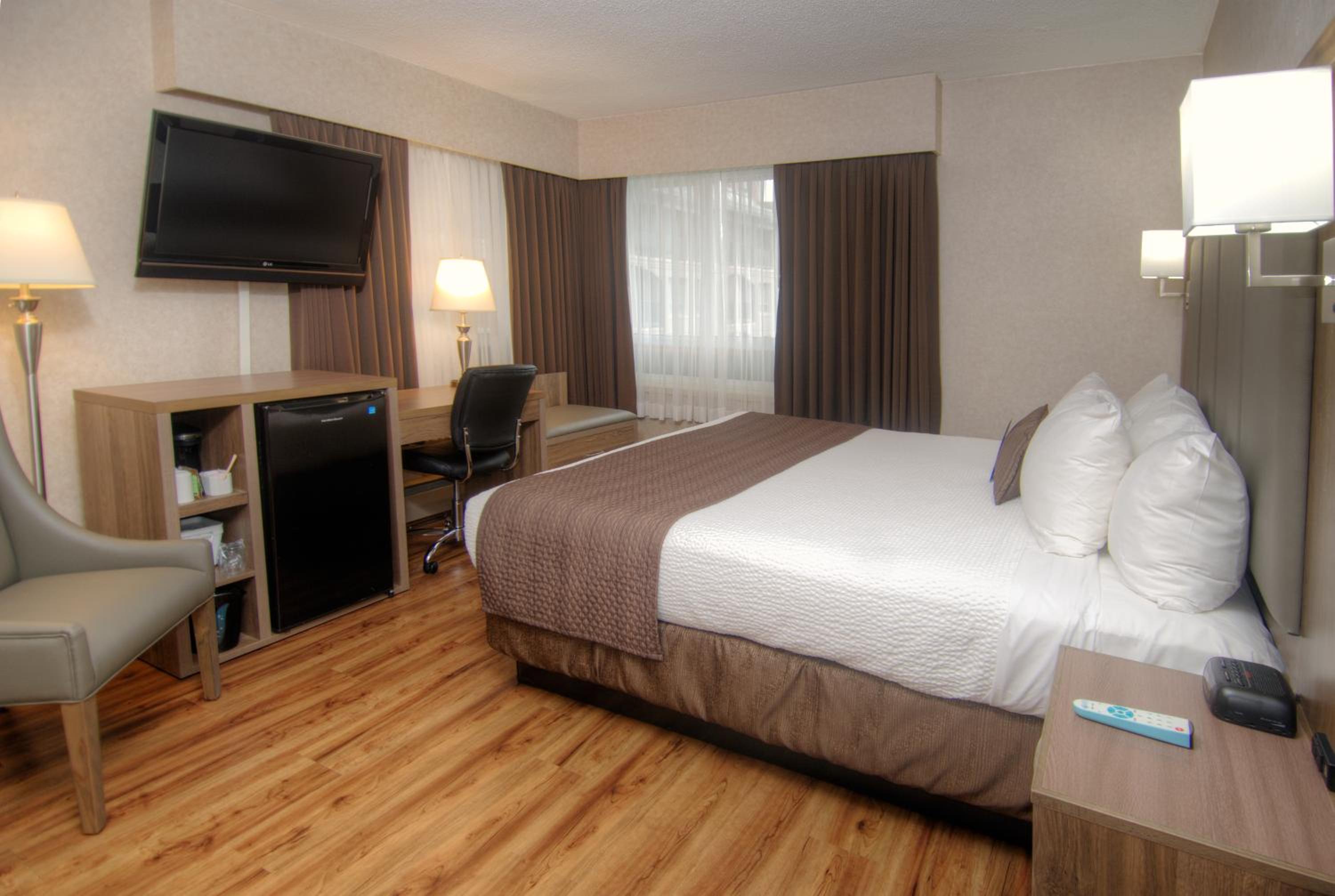 Standard Queen Room with Harbor View