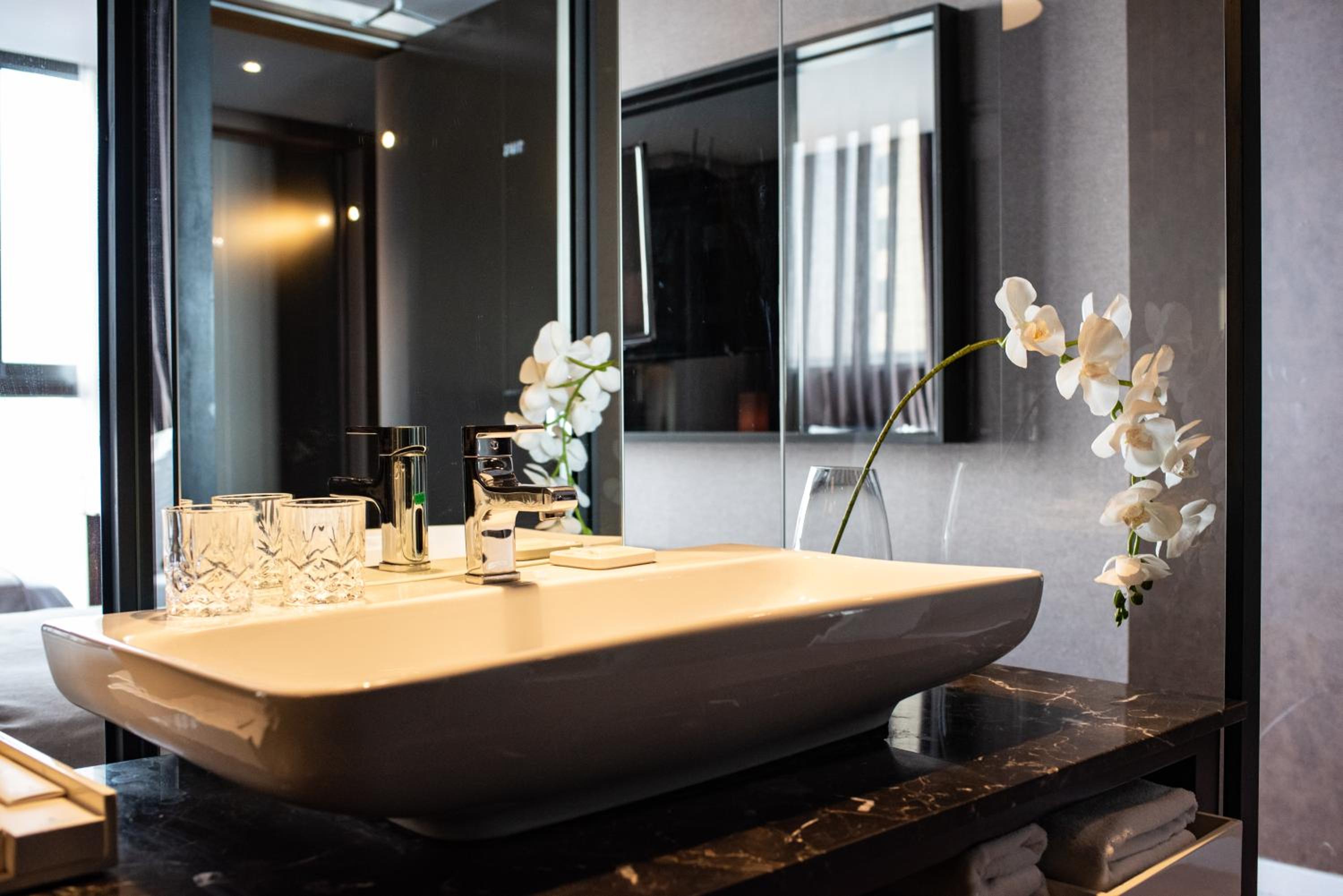 Special Offer - Deluxe King Room with Free Mini-bar and Parking