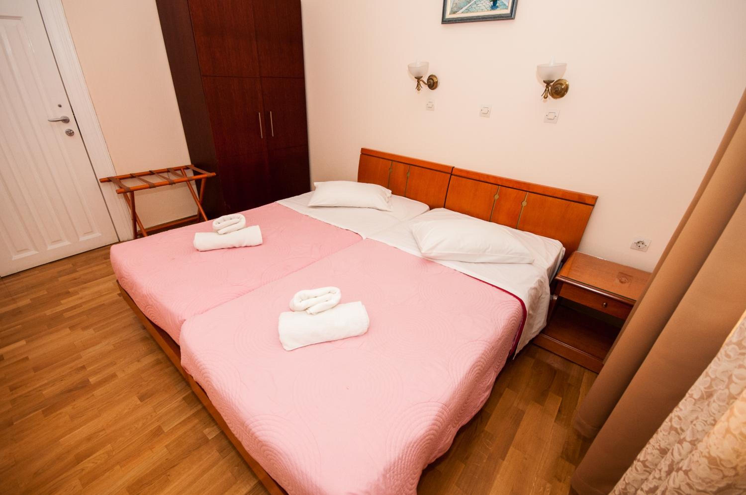 Family Room (2 Adults + 2 Children)