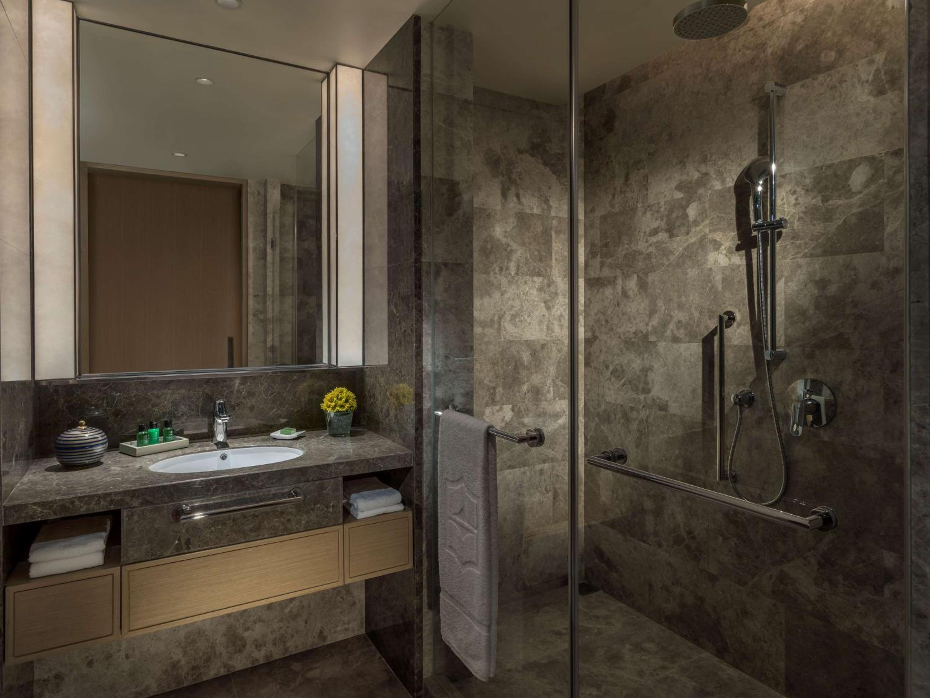 Two Bedroom Apartment - Lounge Access on 32nd floor including daily breakfast, complimentary daily high tea, happy hour, and canapés.