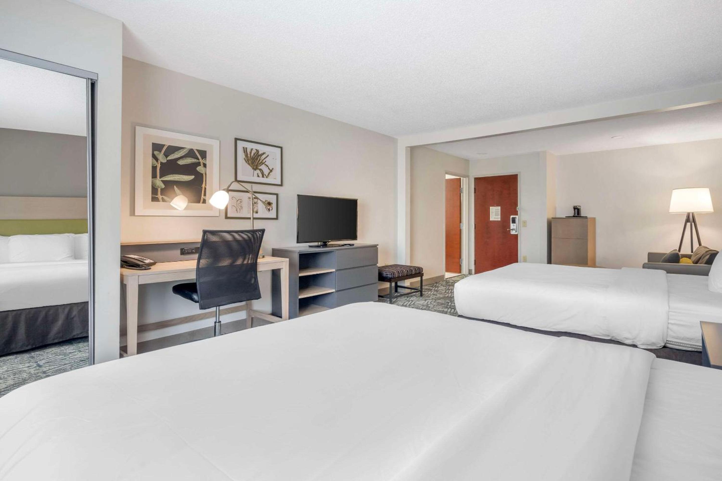 Queen Suite with Two Queen Beds and Sofa Bed - Non-Smoking