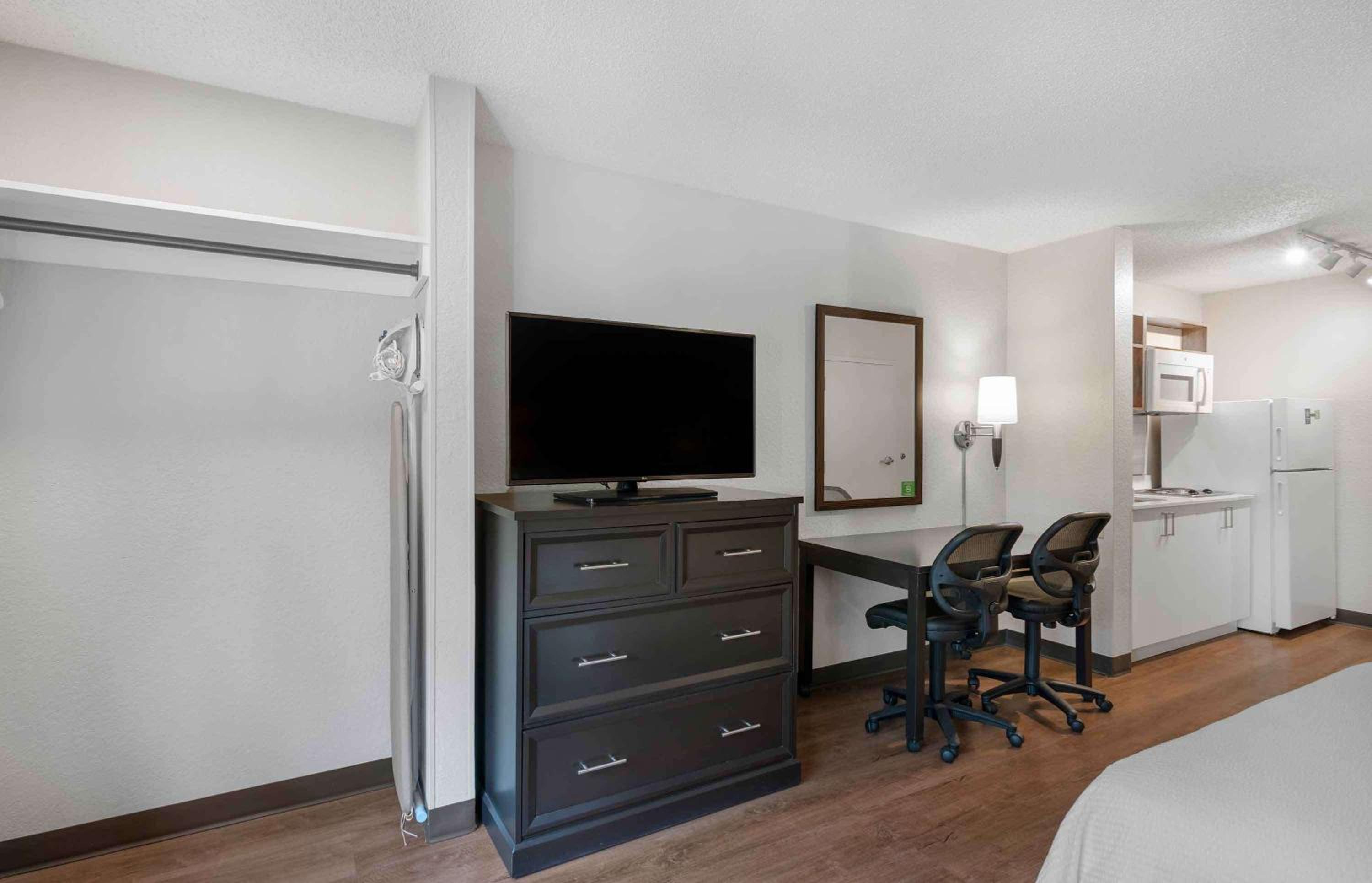 Studio with 1 King Bed - Non-Smoking