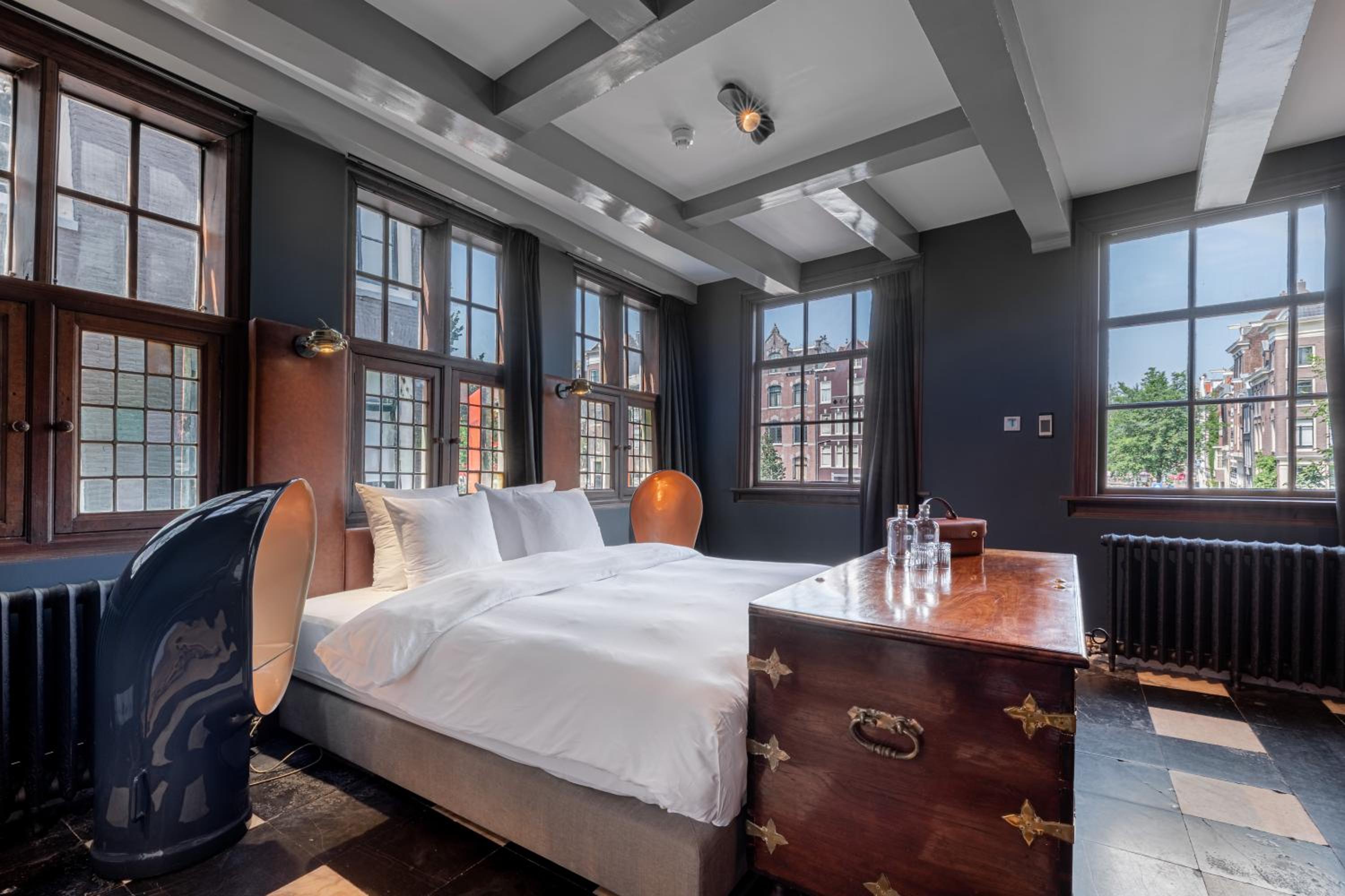Signature Room with canal view: The Boat Builder