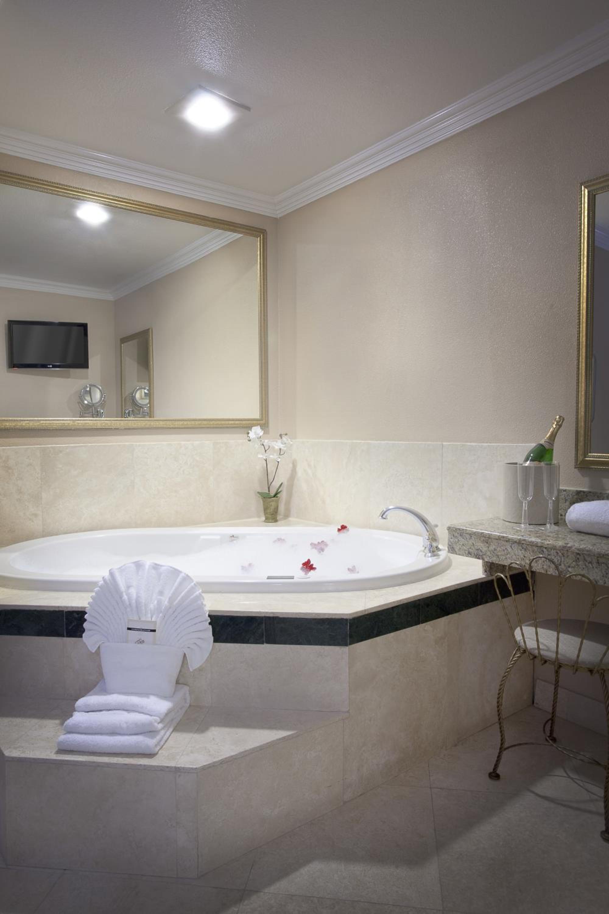 King Suite with Spa Bath - Non-Smoking