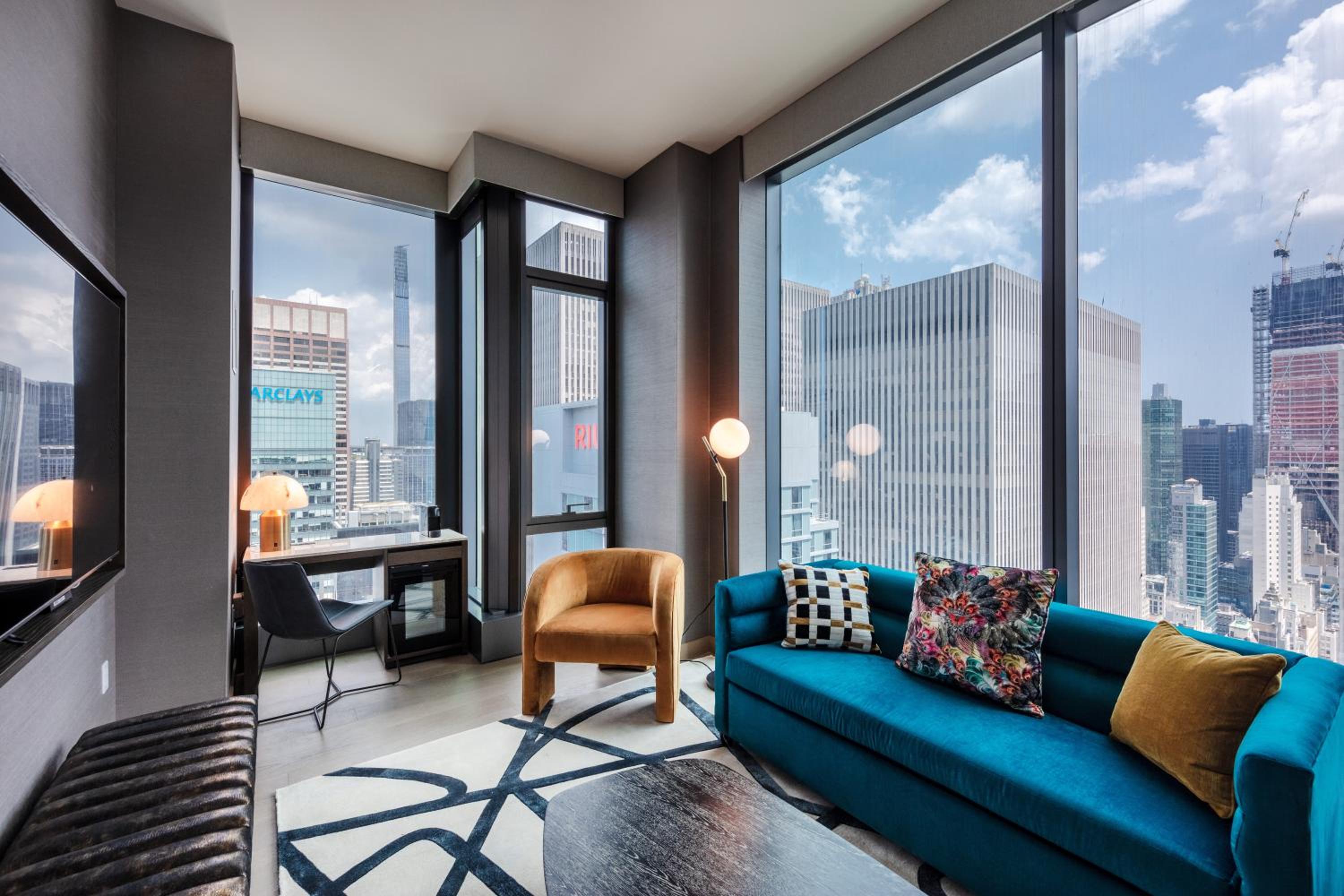 Corner King Suite with Roll-In Shower and Square View - Mobility Accessible