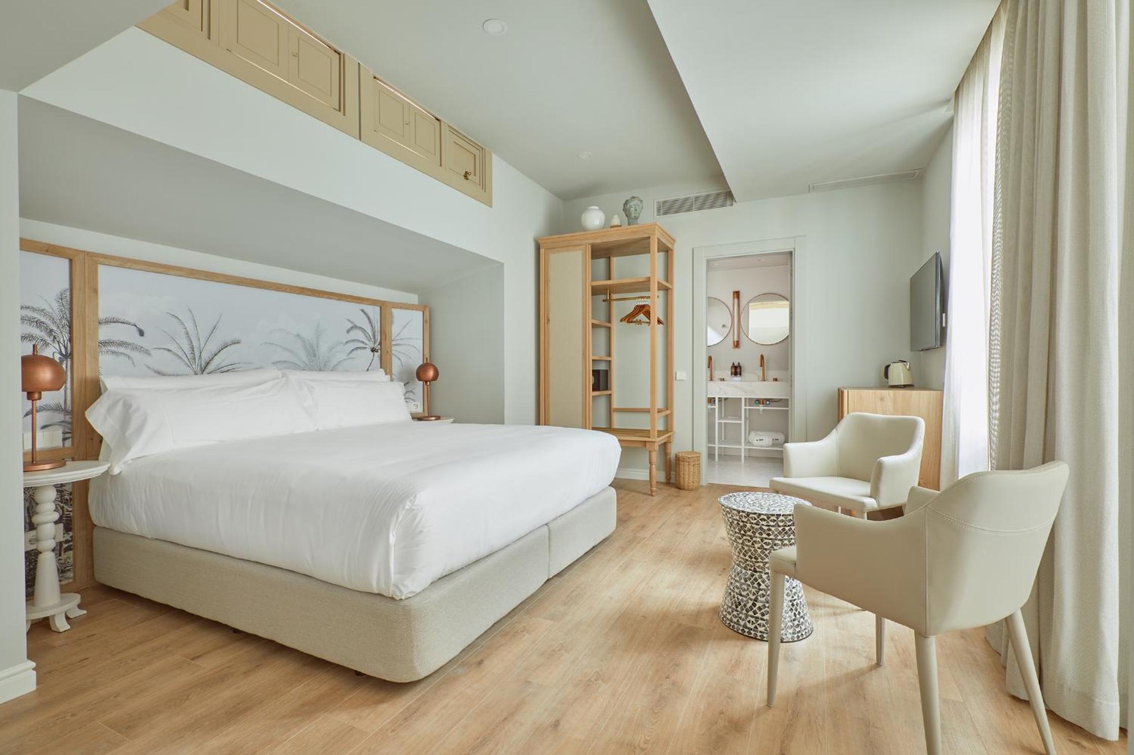 Junior Suite with Bathtub