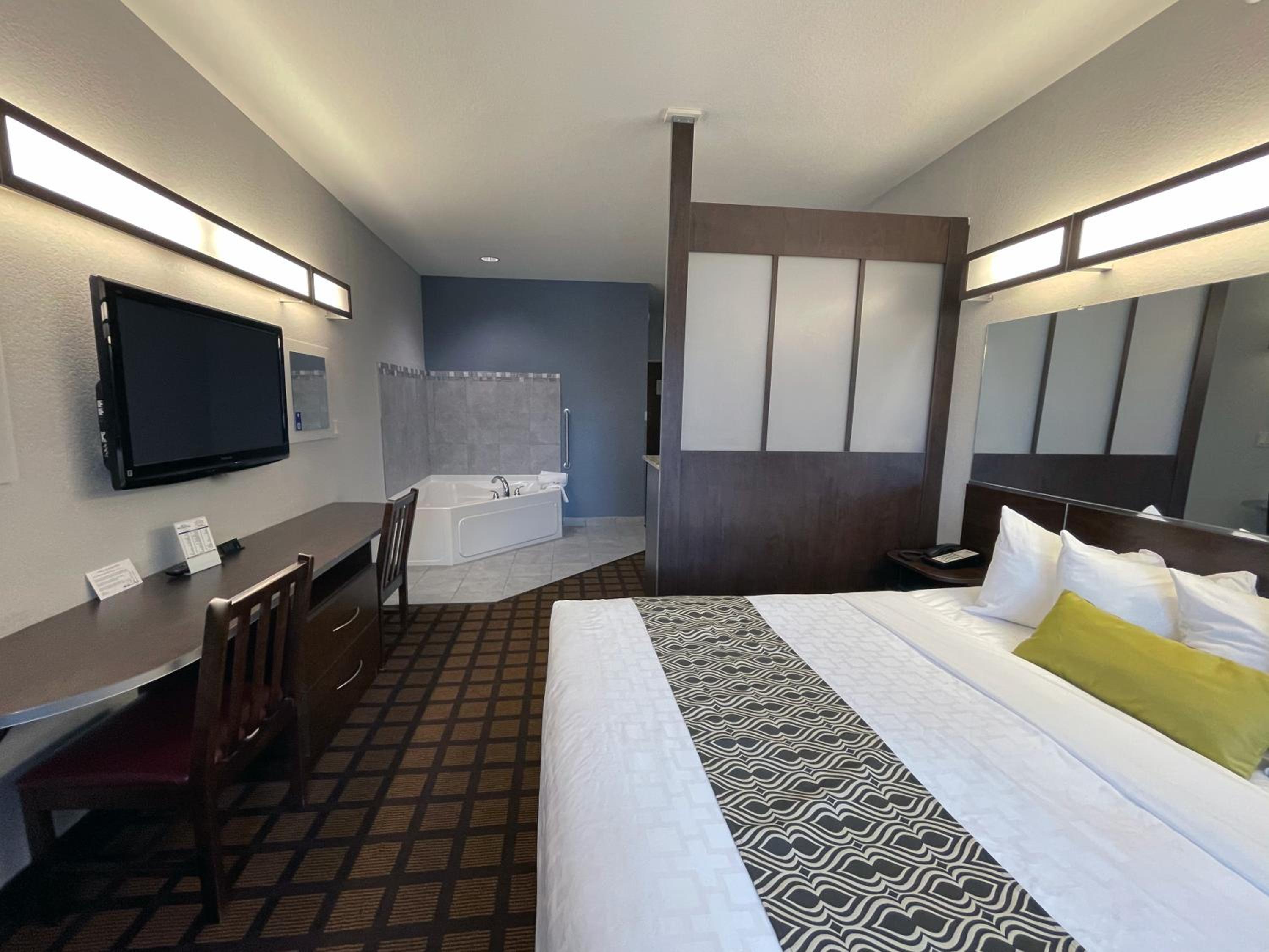 1 King Bed, Deluxe Studio Suite, Non-Smoking 