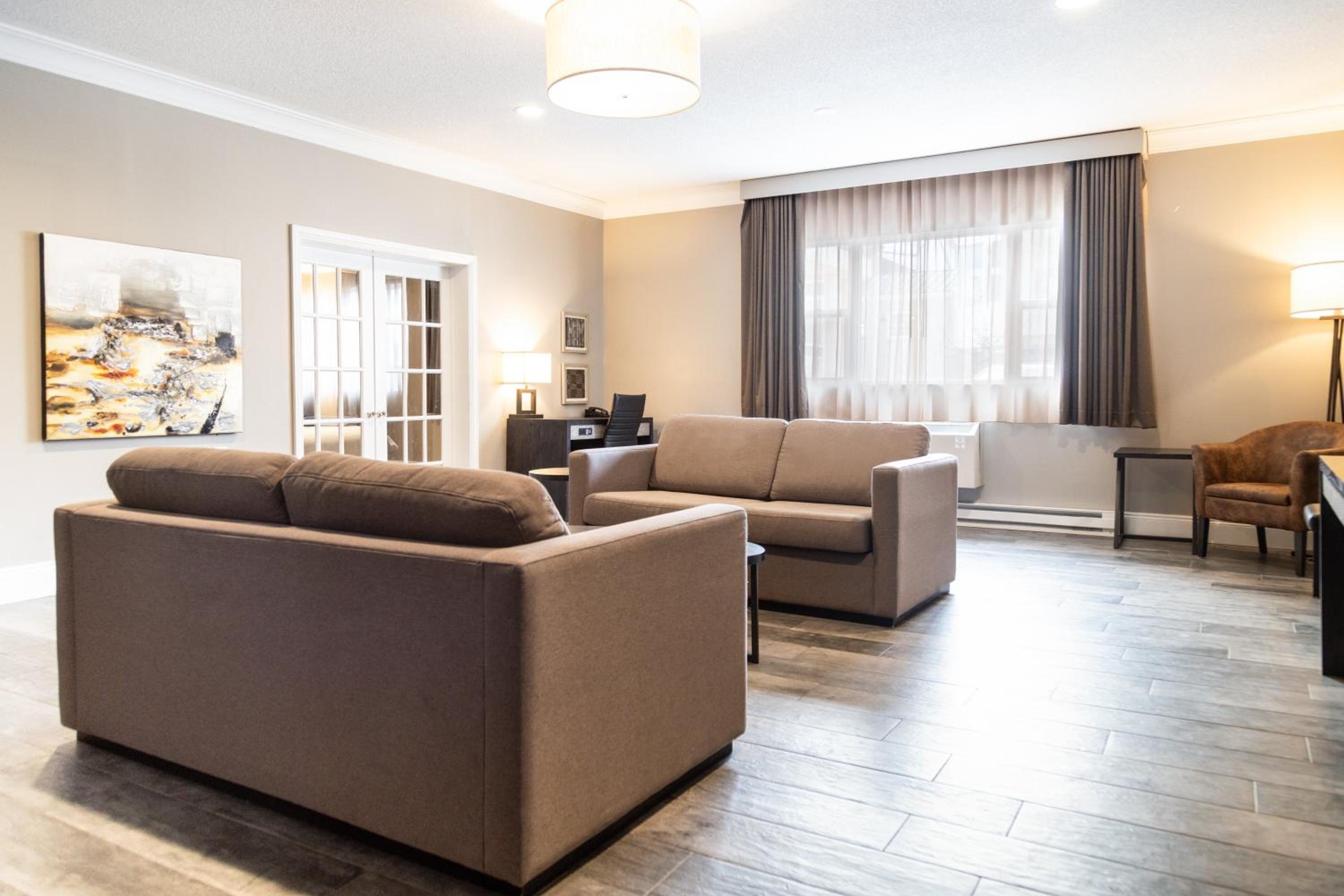 Queen Room with Accessible Roll-in Shower - Nonsmoking