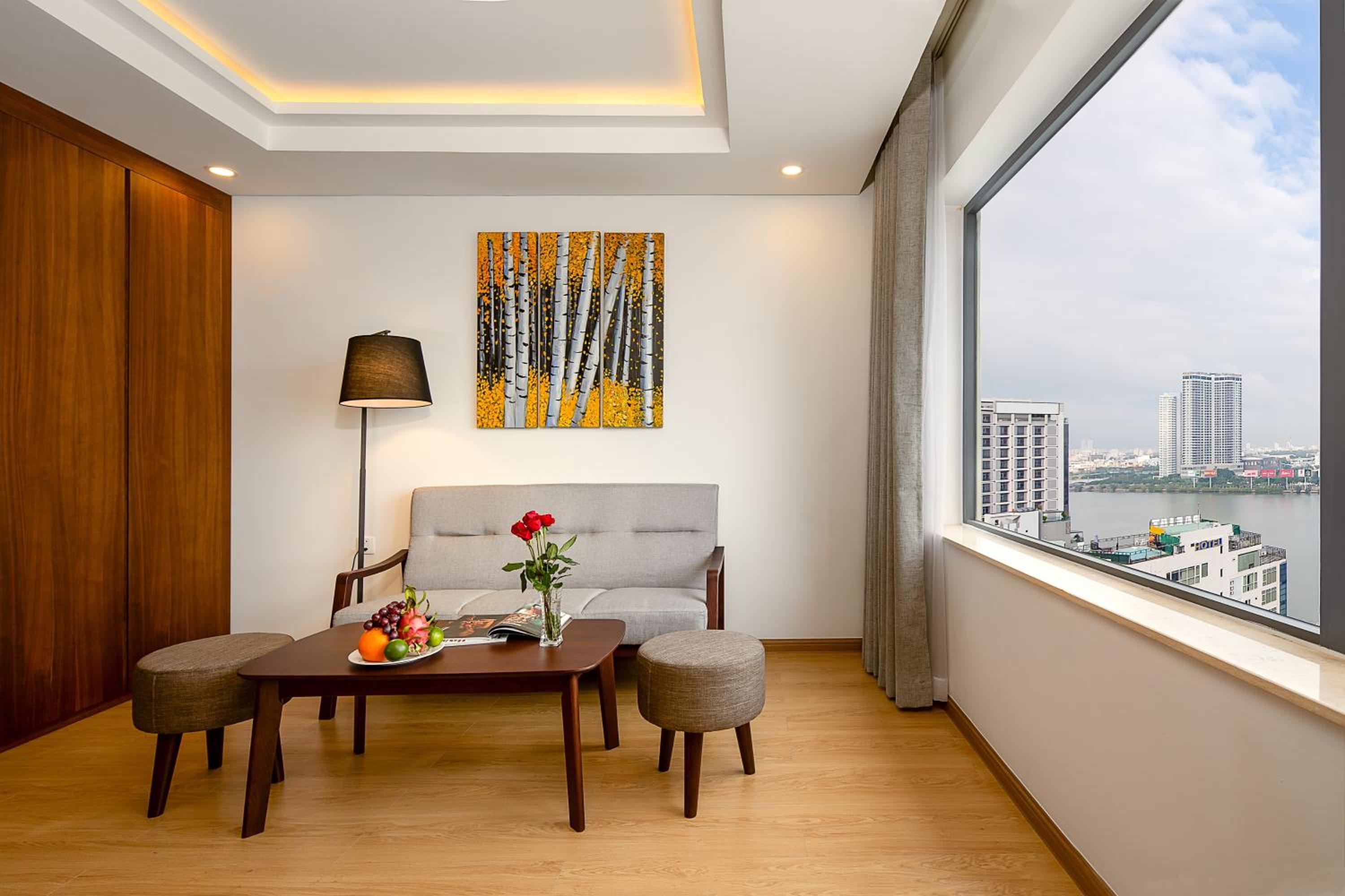 Senior Suite River View with Bathtub