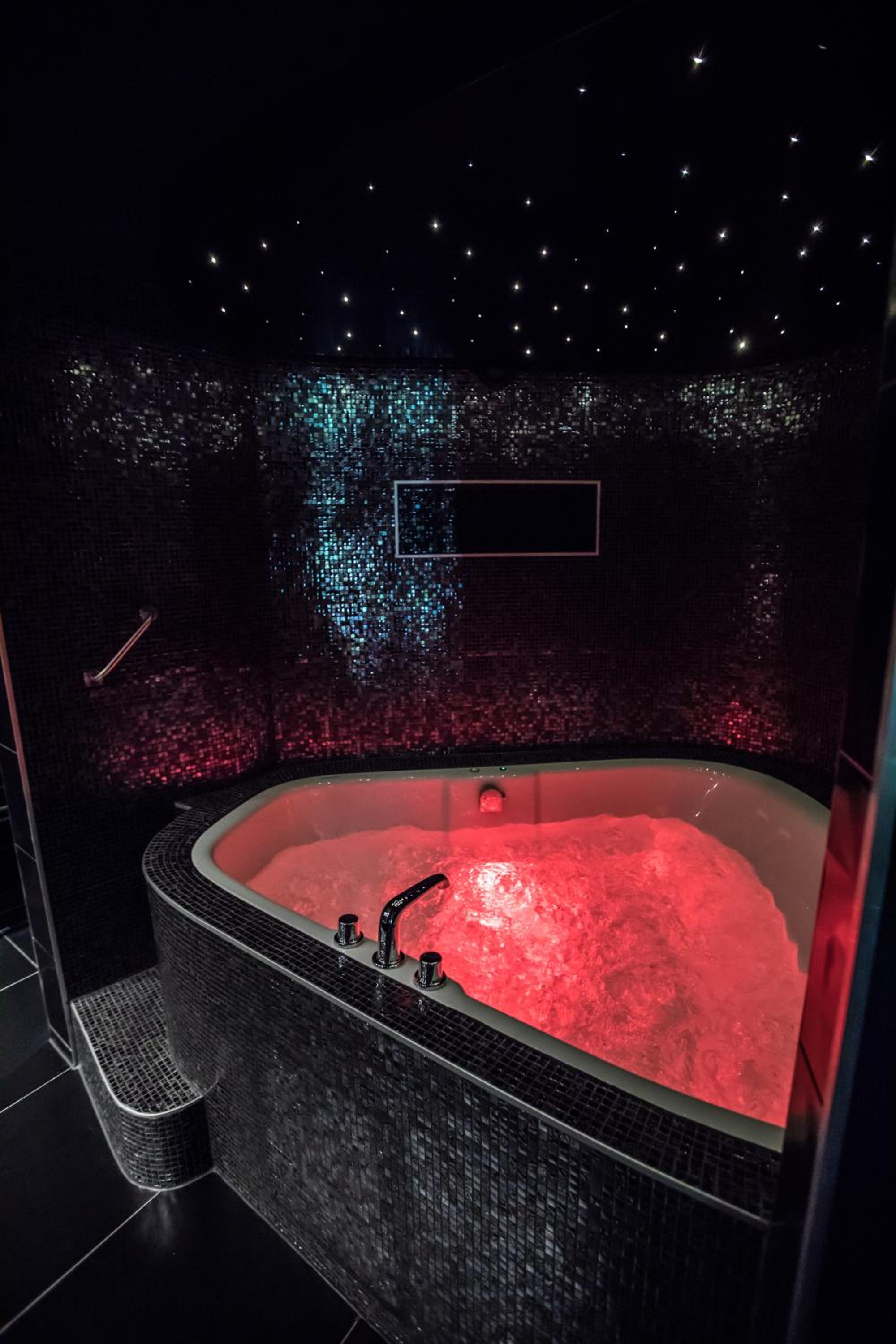 King Suite with Spa Bath (Sixth sense)