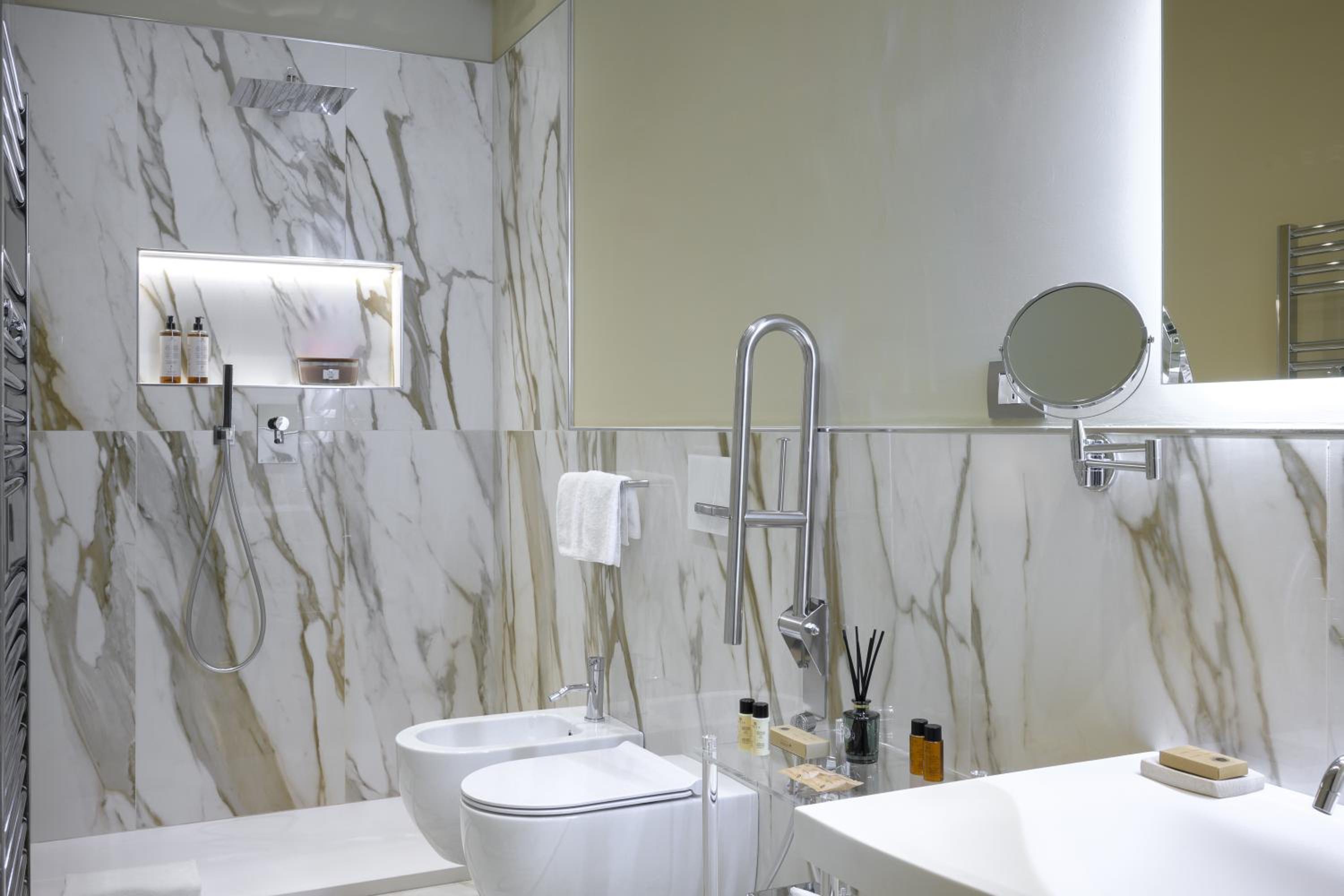 Deluxe Suite with Hydromassage Bathtub and Shower