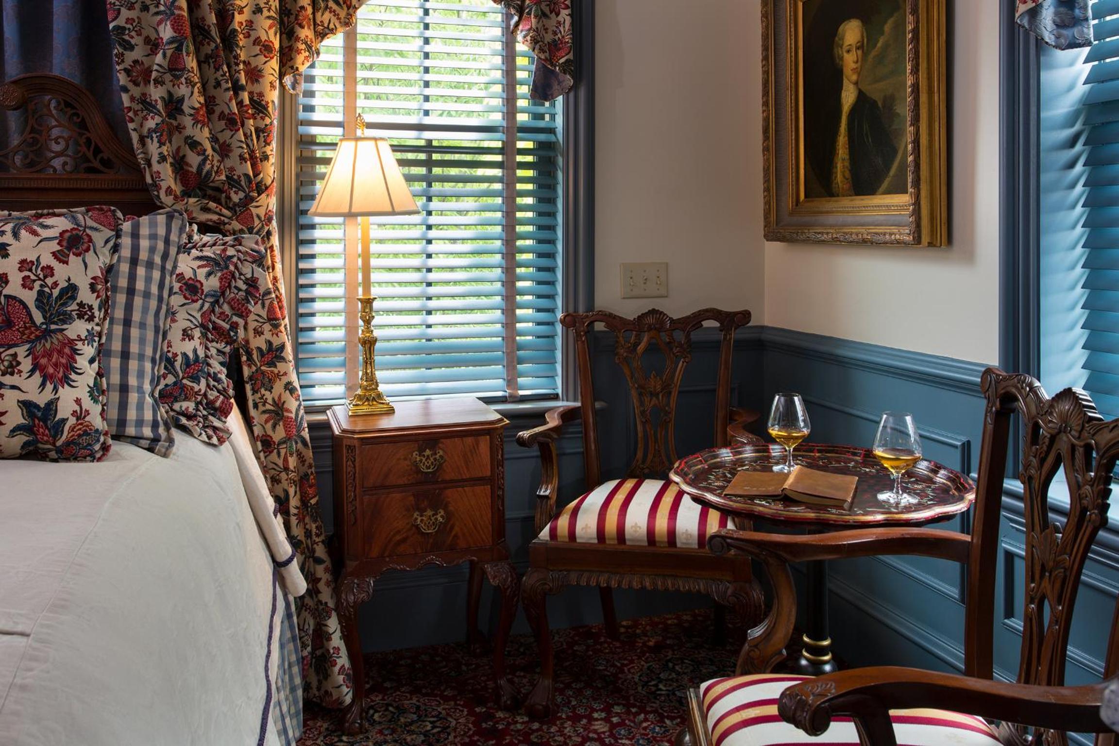 Williamsburg Manor Guestroom