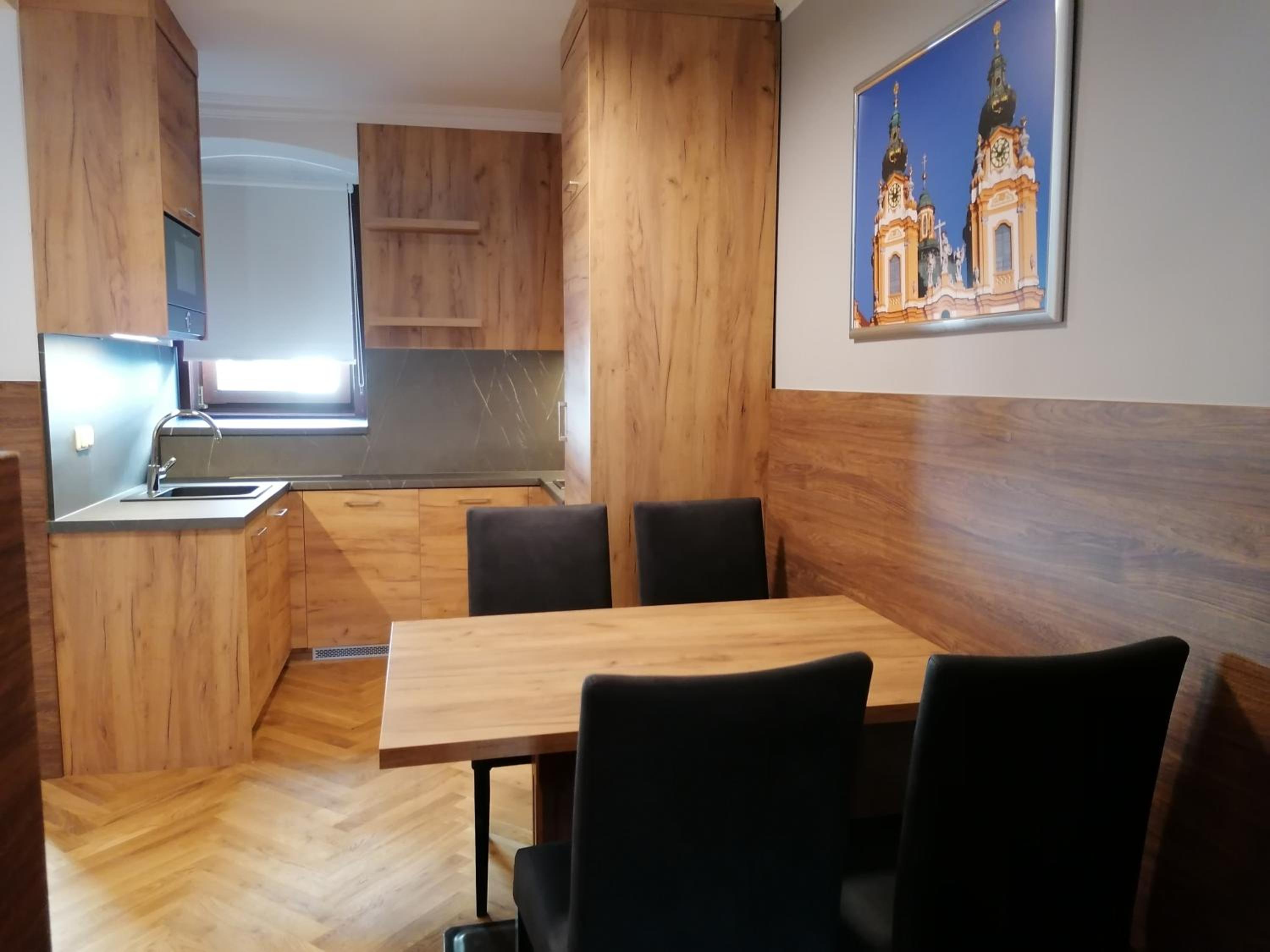 One-Bedroom Apartment with Courtyard View 