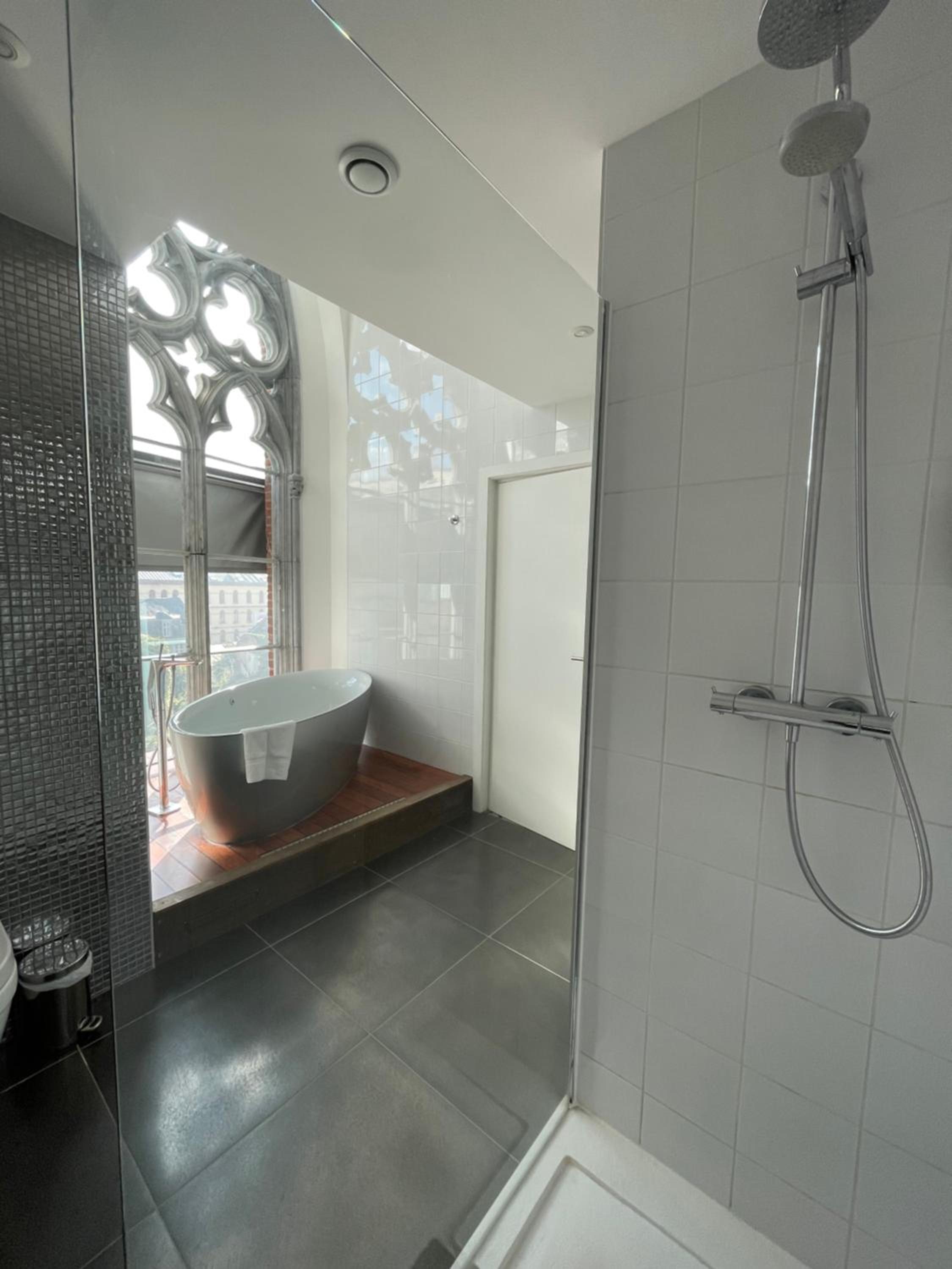 Queen Suite with Spa Bath