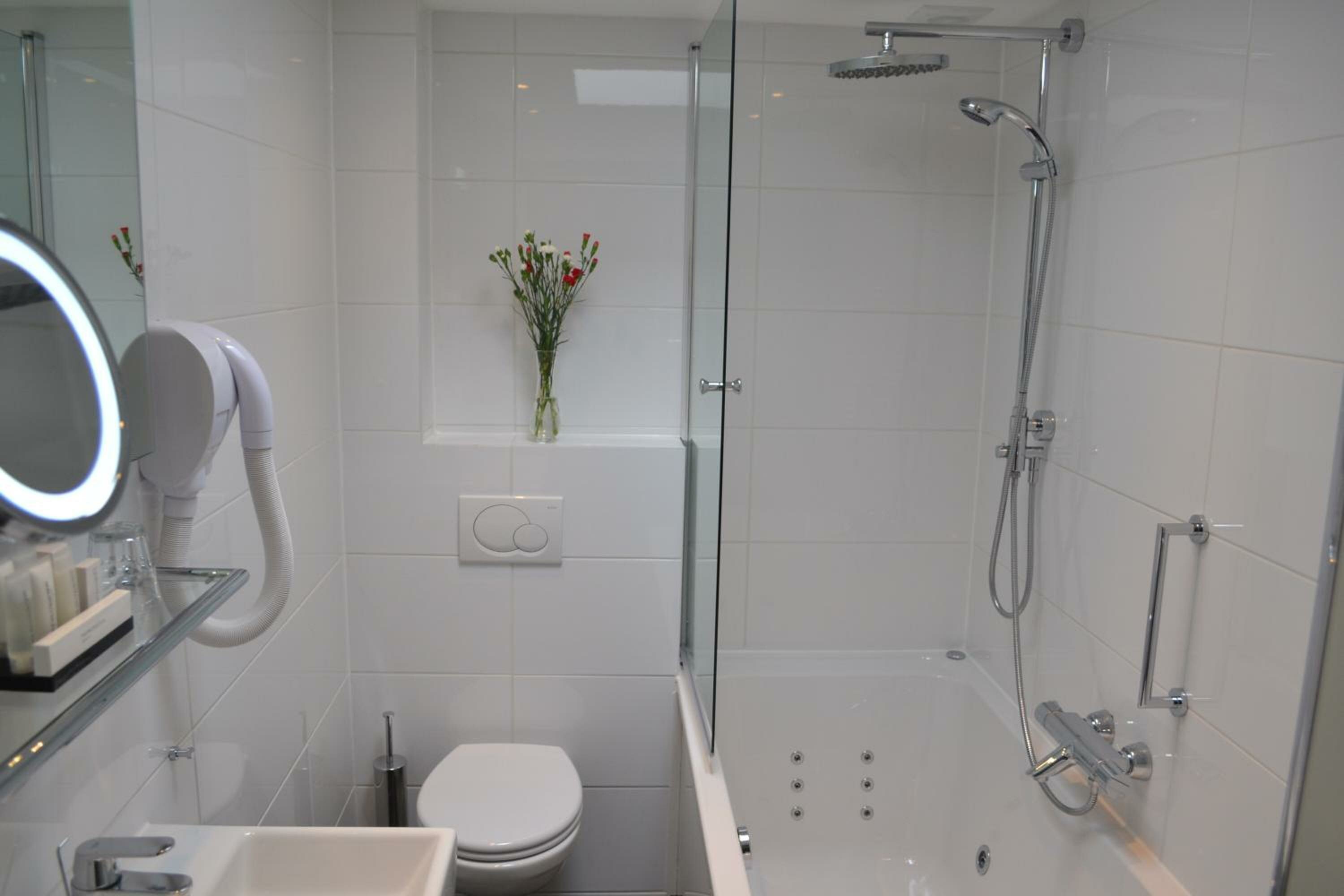 Twin Room with Spa Bath, Balcony and Garden View