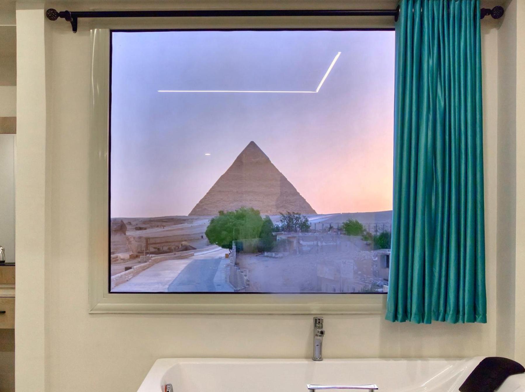 Executive Suite Panoramic Front Pyramids & Sphinx view