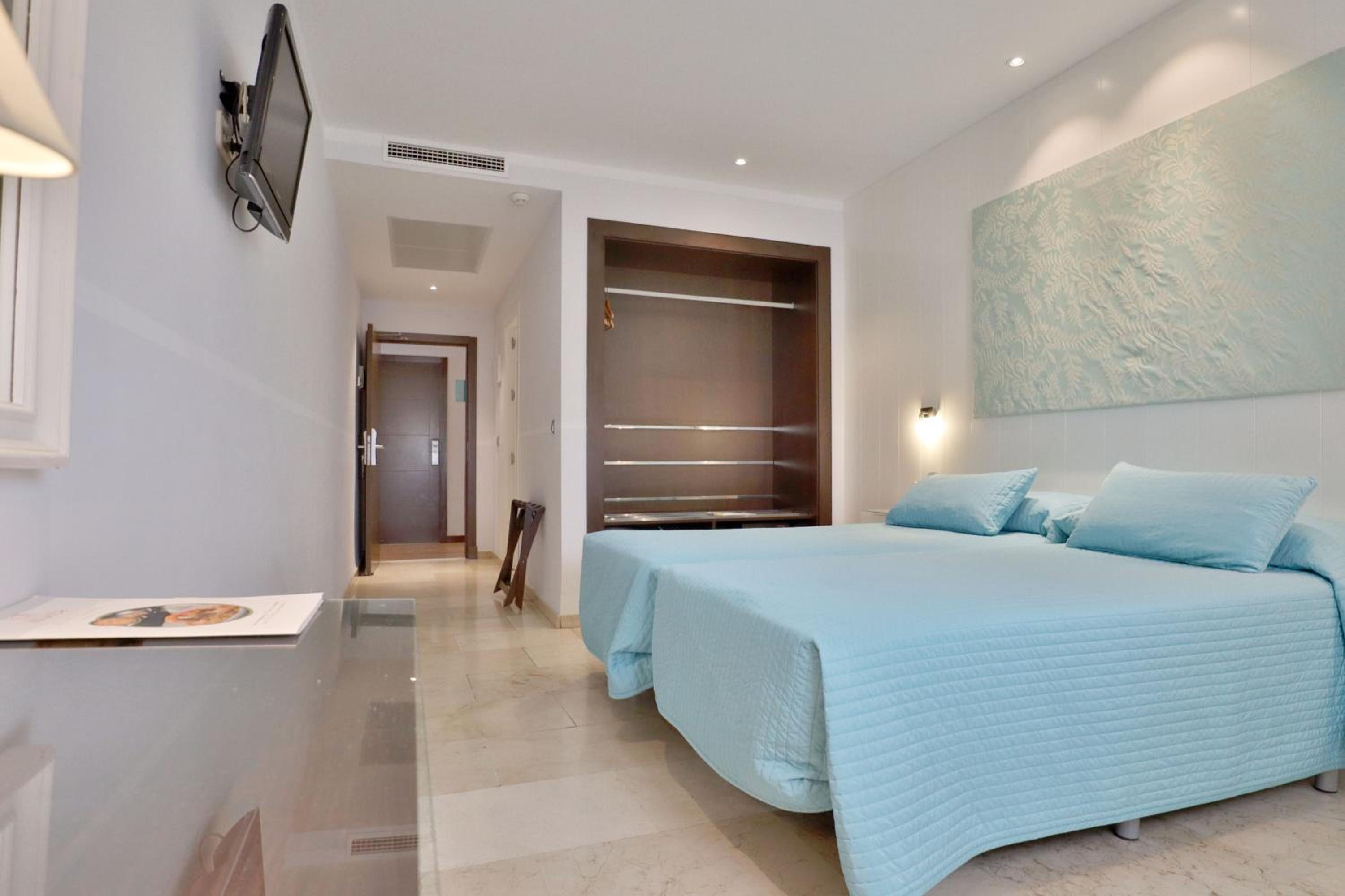 Twin Room with Parking