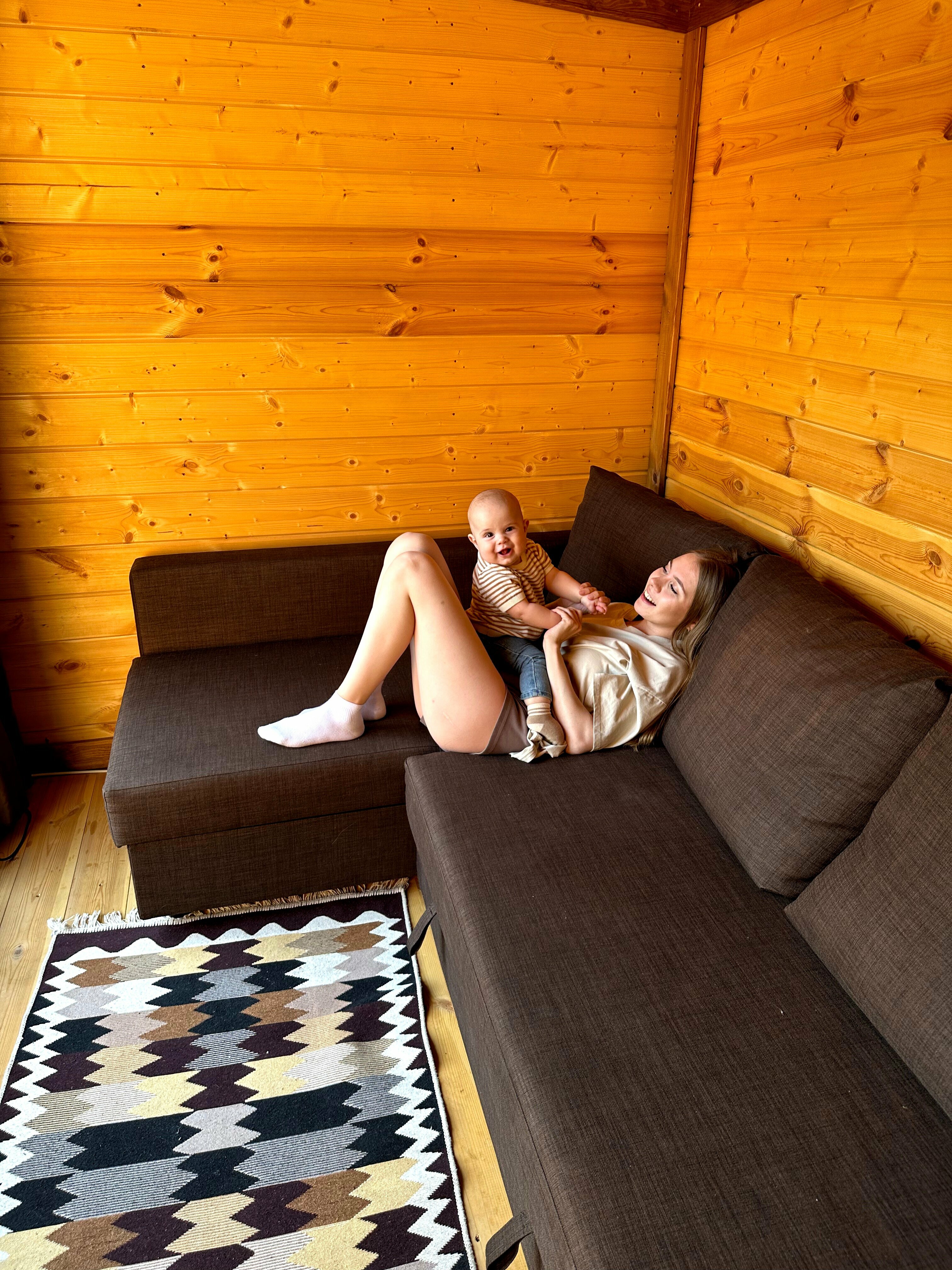 СЕМЕЙНЫЙ ДОМИК С ОТДЕЛЬНОЙ СПАЛЬНЕЙ (Эльбрус) с большой купелью (платно)