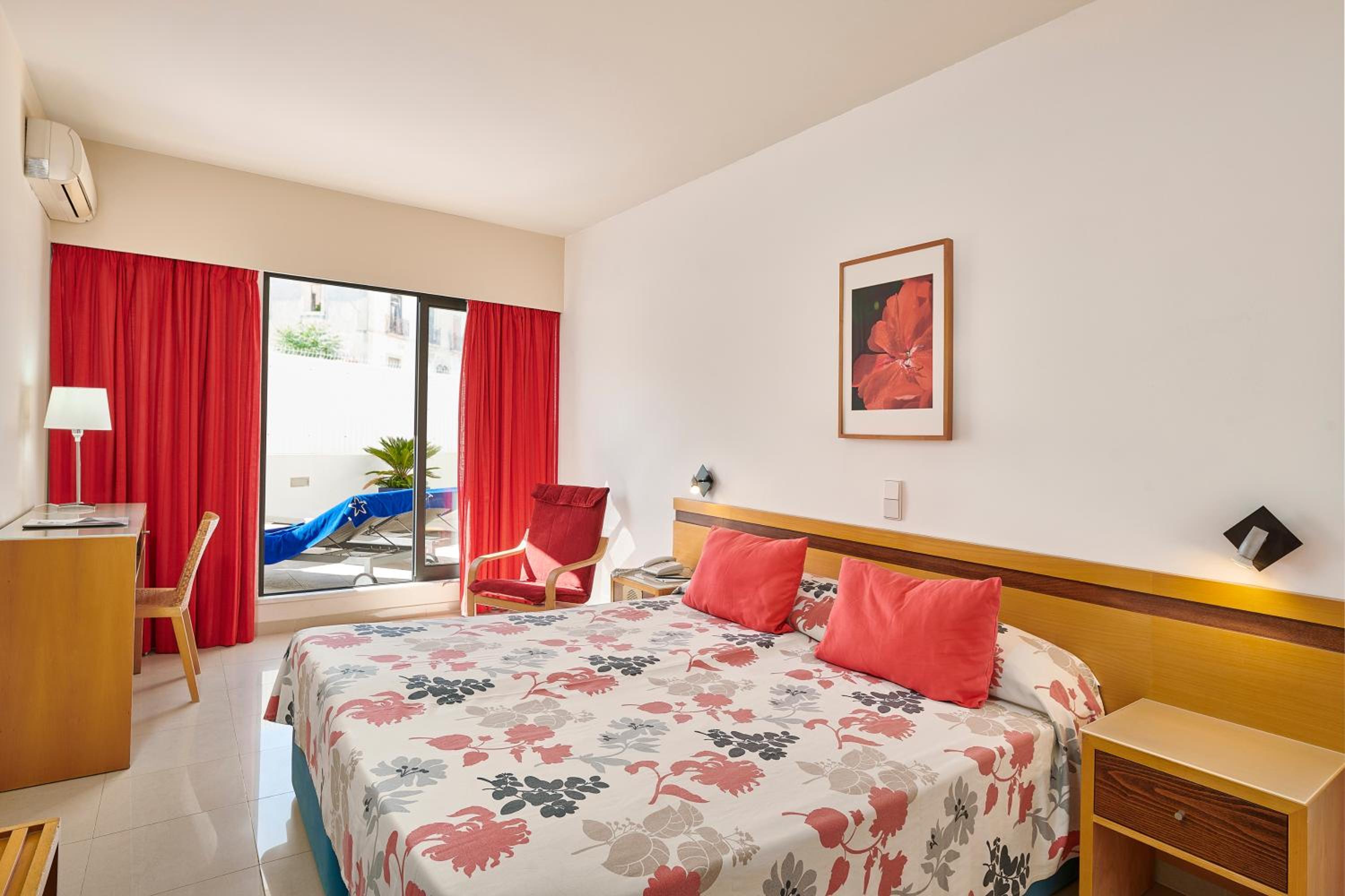 Standard Twin Room with Balcony or Terrace and Land View