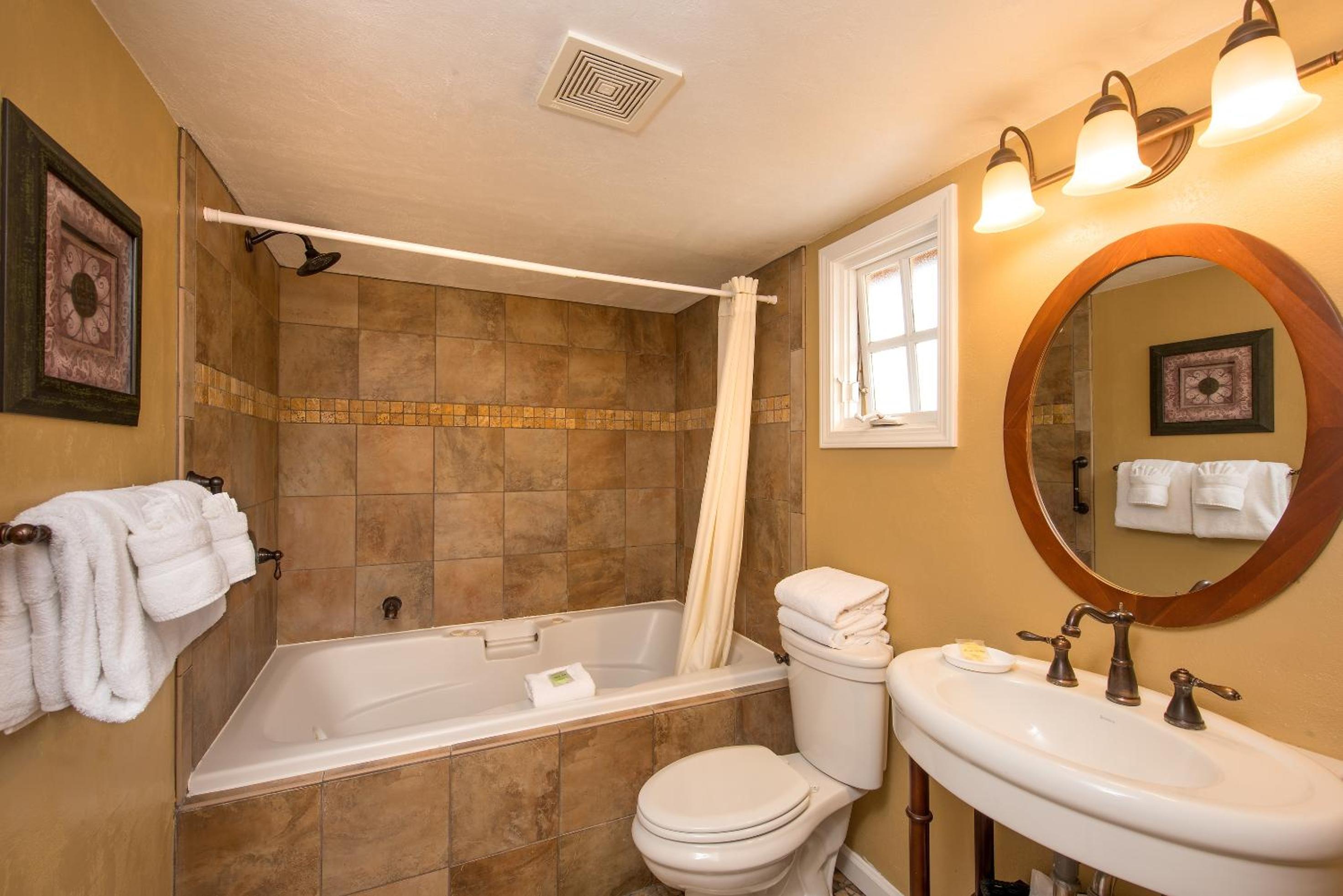 Queen Room with Fireplace