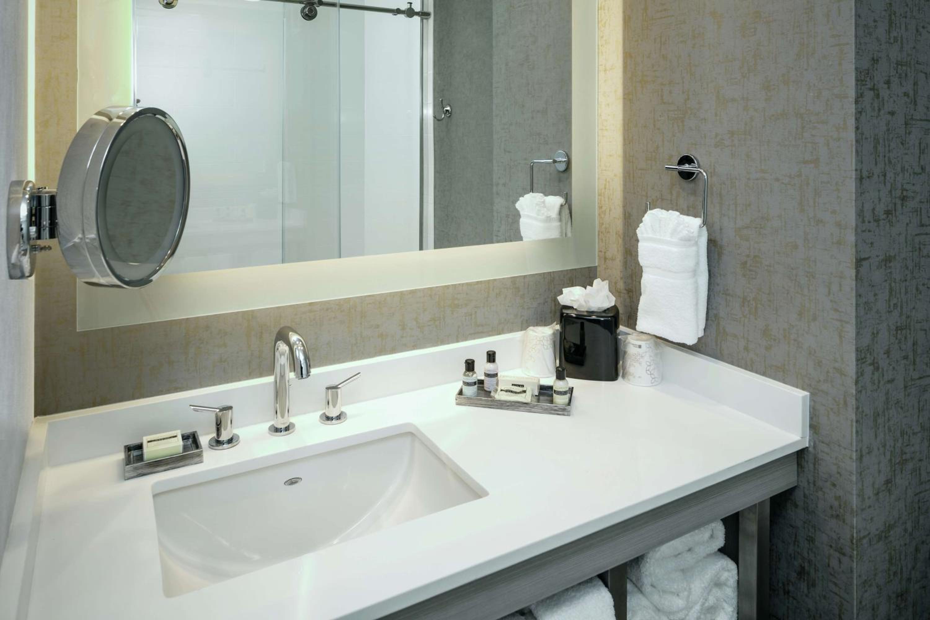 Corner King Room with View