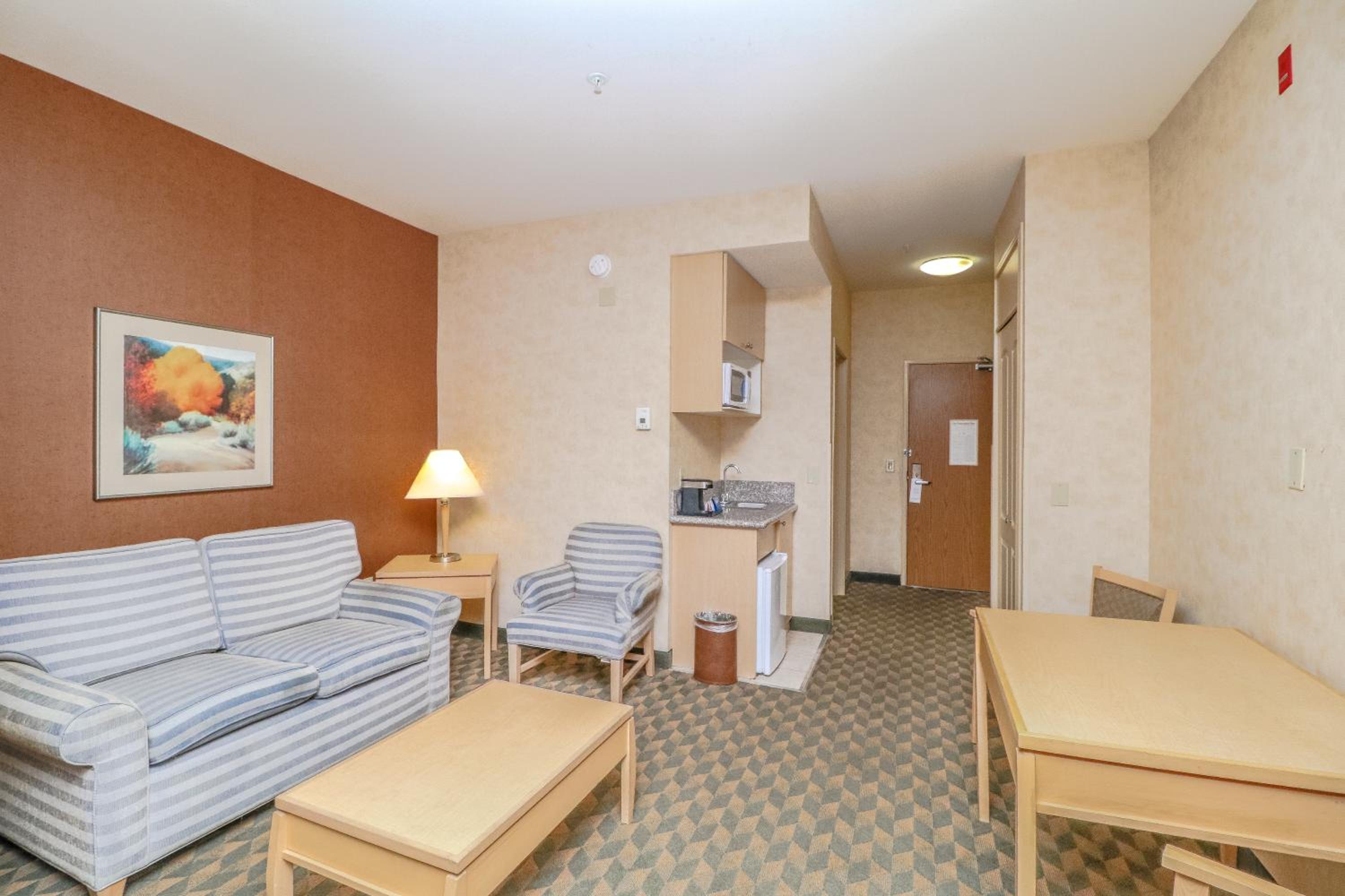 Queen Suite with Two Queen Beds and Bath Tub - Disability Access