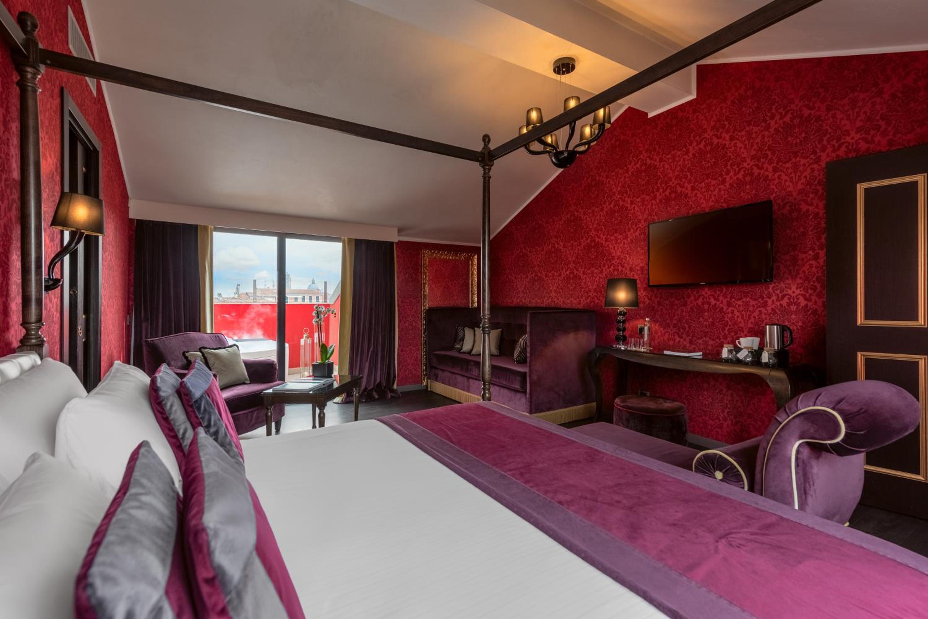 Red Suite with Jacuzzi