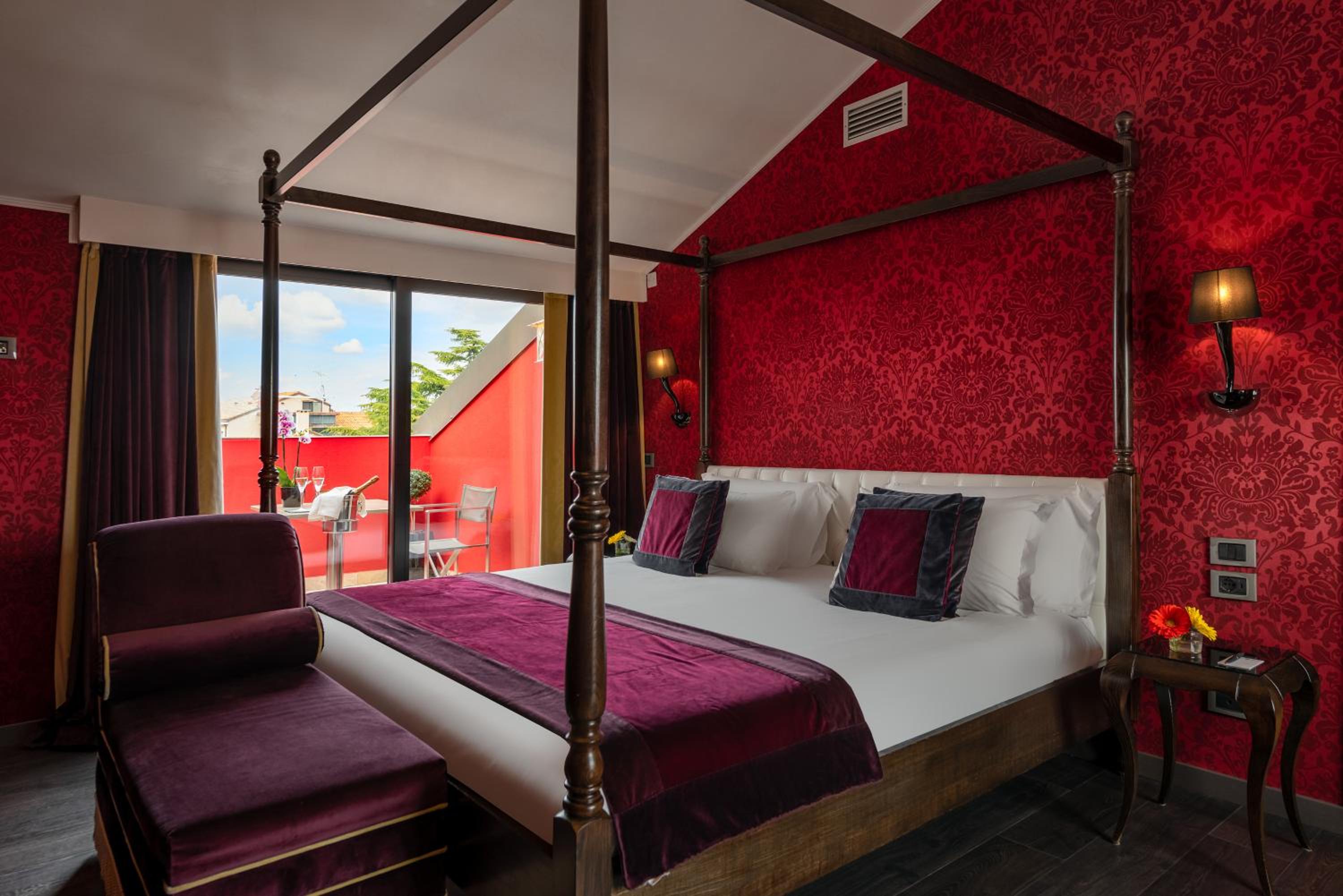Red Suite with Jacuzzi