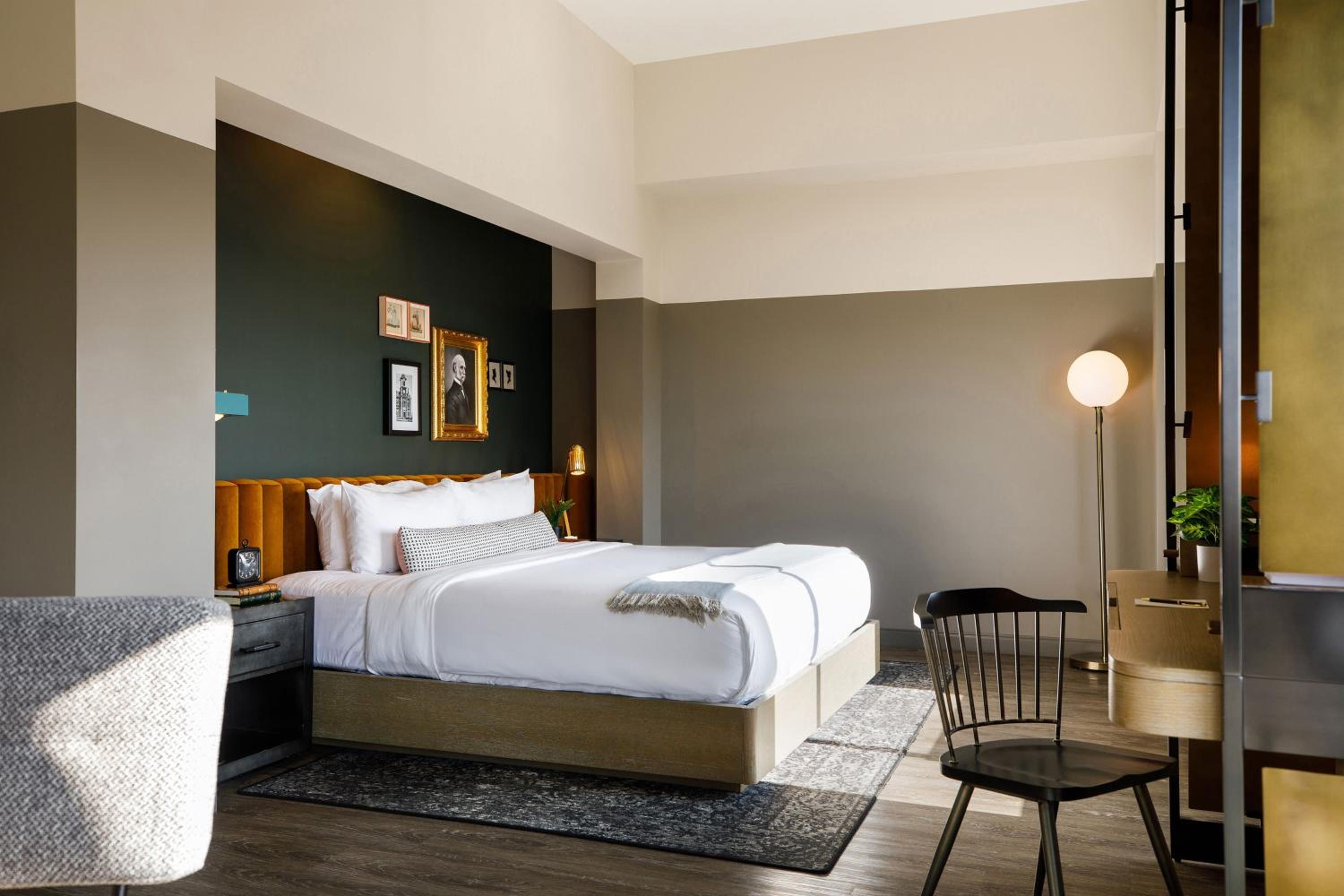 One-Bedroom Corner King Suite with Sofa Bed 