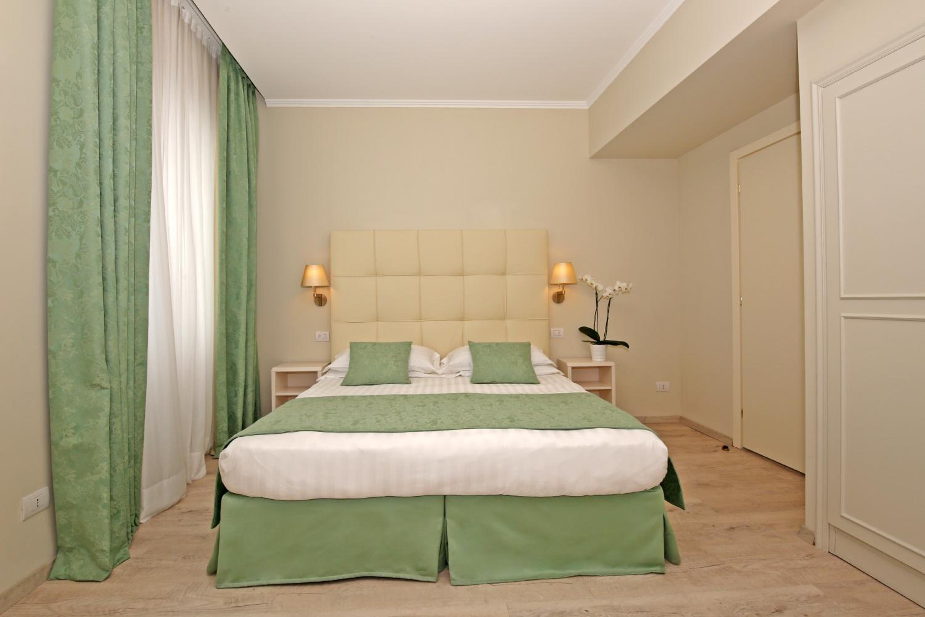 Classic Double or Twin Room  with Lake View