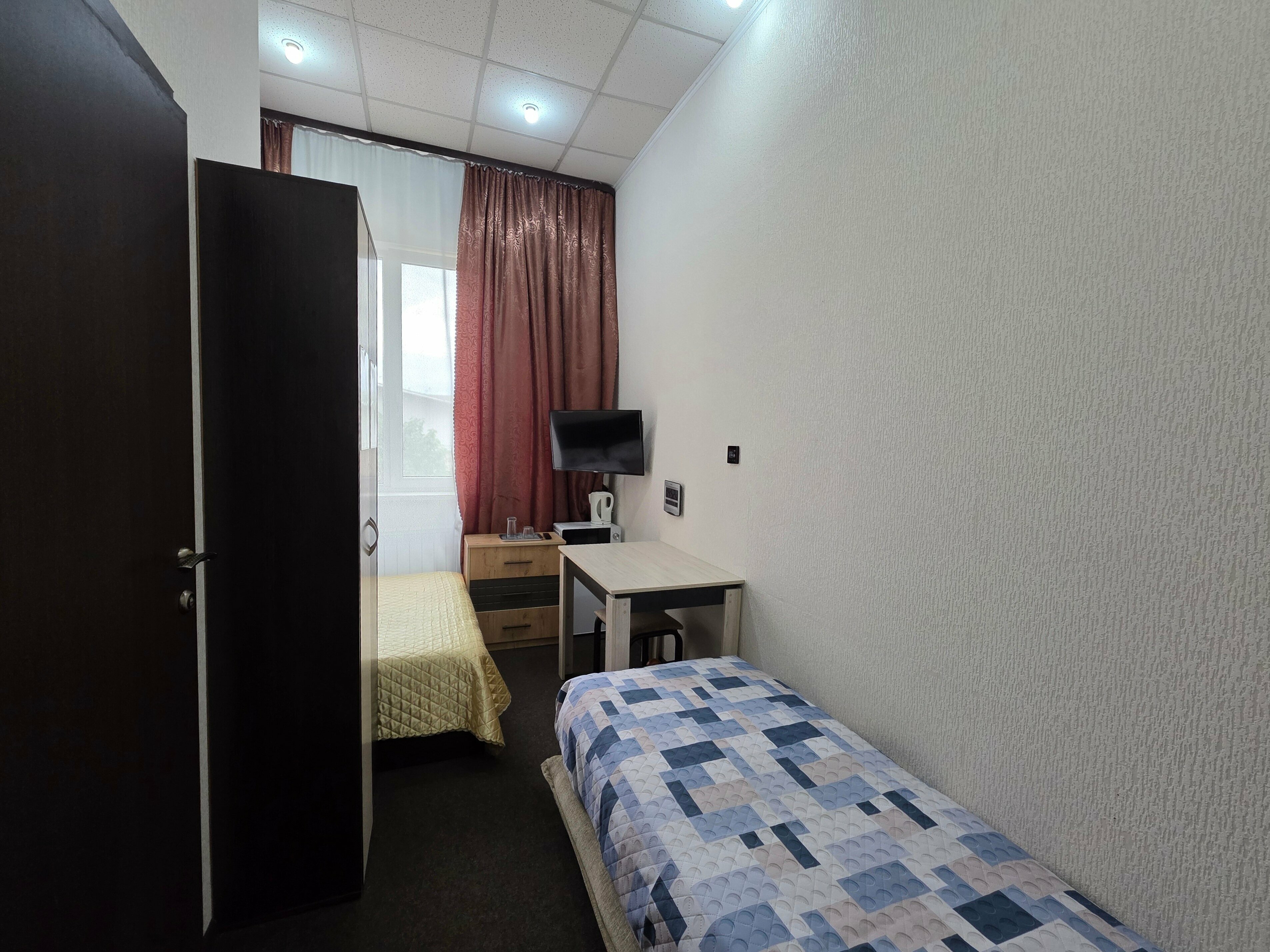 Одноместный с дополнительной кроватью. В номере: душ, туалет, двуспальная (140*190) и односпальная (90*190) кровати, смарт-замок, холодильник, свч, чайник, смарт тв, WiFi.