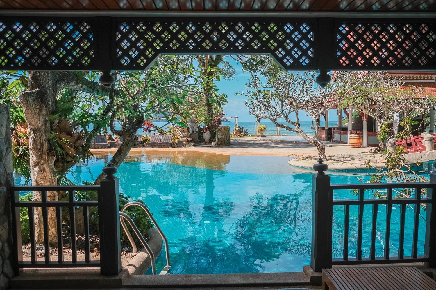 Lagoon Pool Access with Bathtub