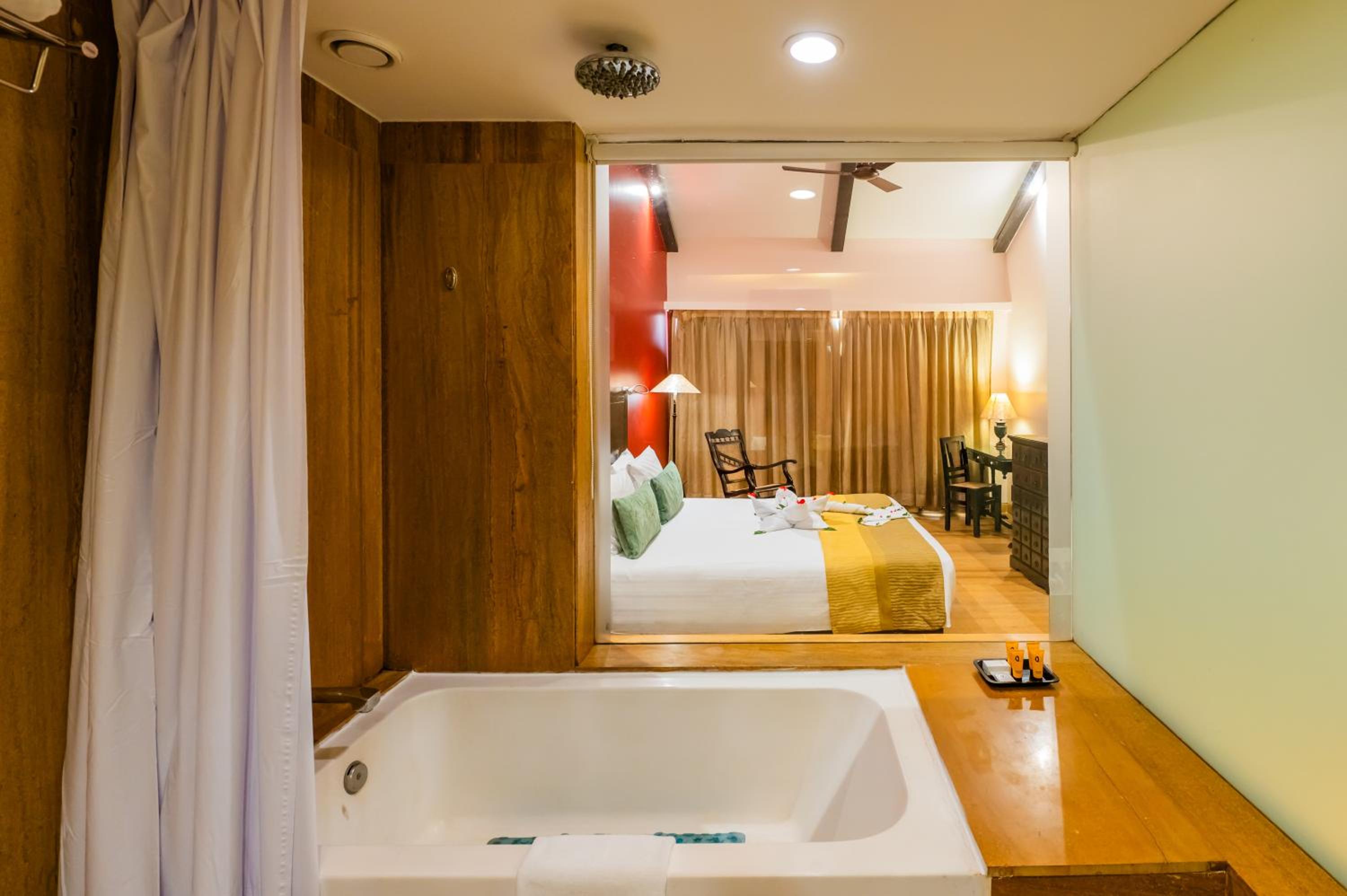 Deluxe Room king bed with balcony and bathtub 
