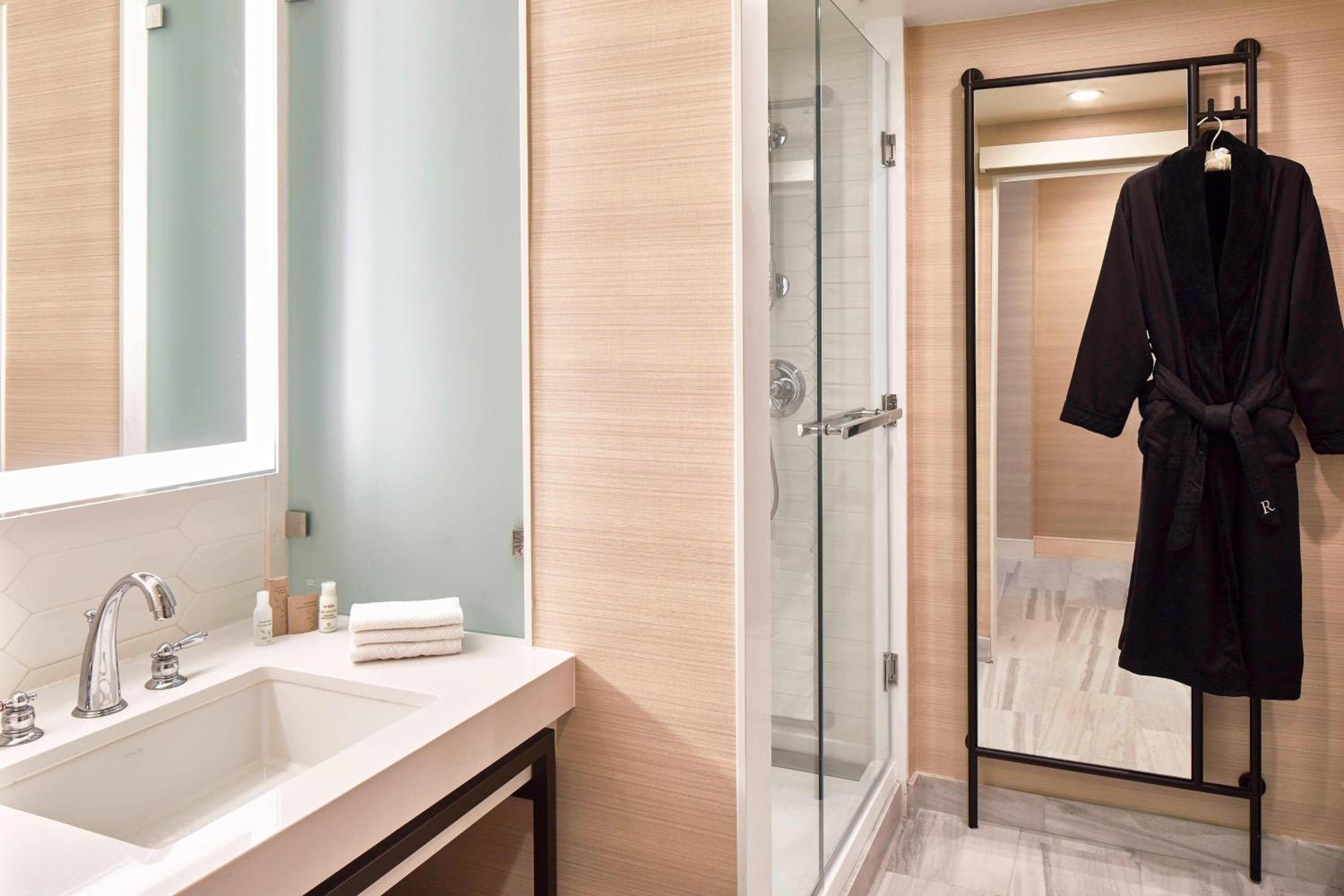 Guest Room with Two Queen Beds - Concierge Level