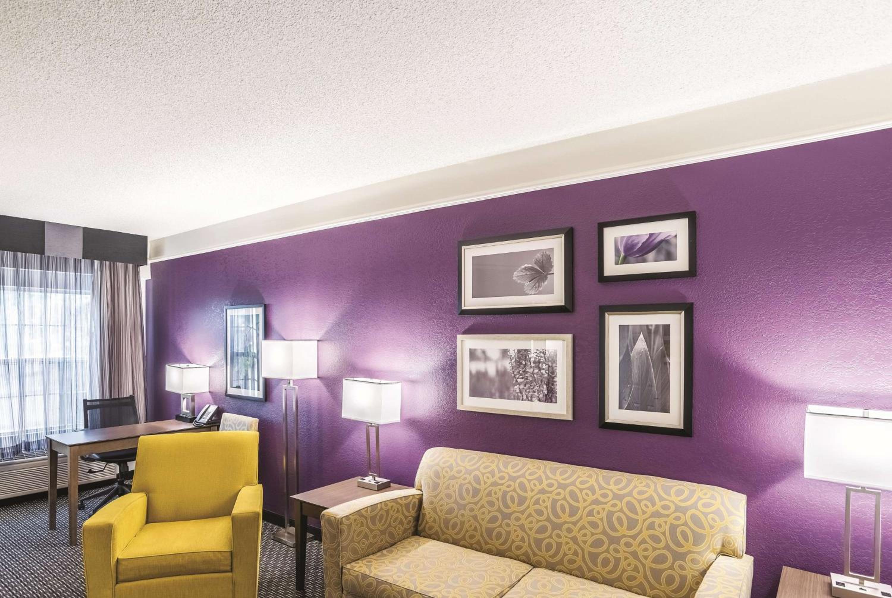 One-Bedroom King Suite - Non-Smoking